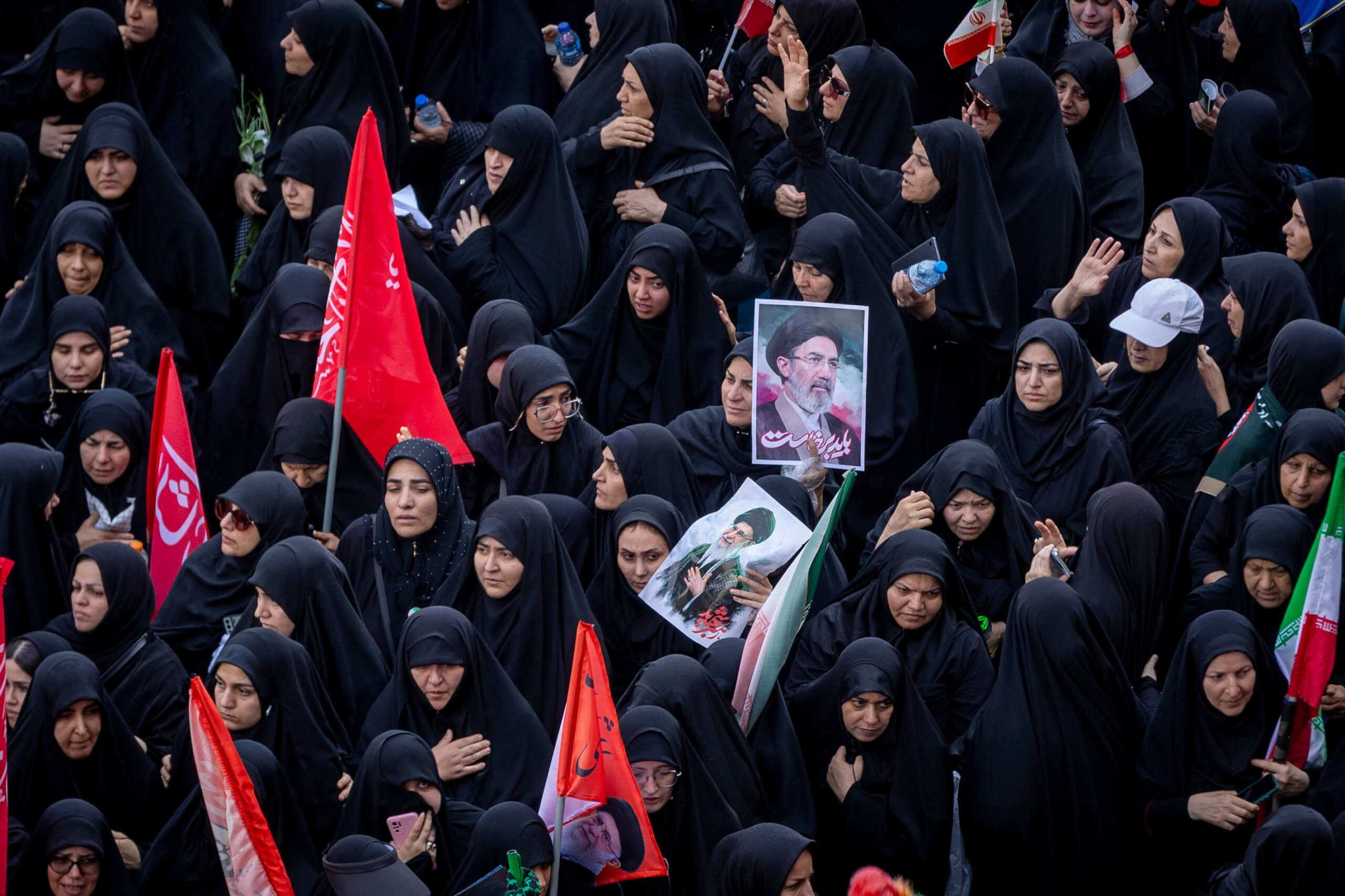 Des Iraniennes brandissent des drapeaux aux couleurs du sang et des portraits de l'ayatollah Khamenei lors de la cérémonie du 4 juillet 2026. © Maryam Rahmanian/Shutterstock