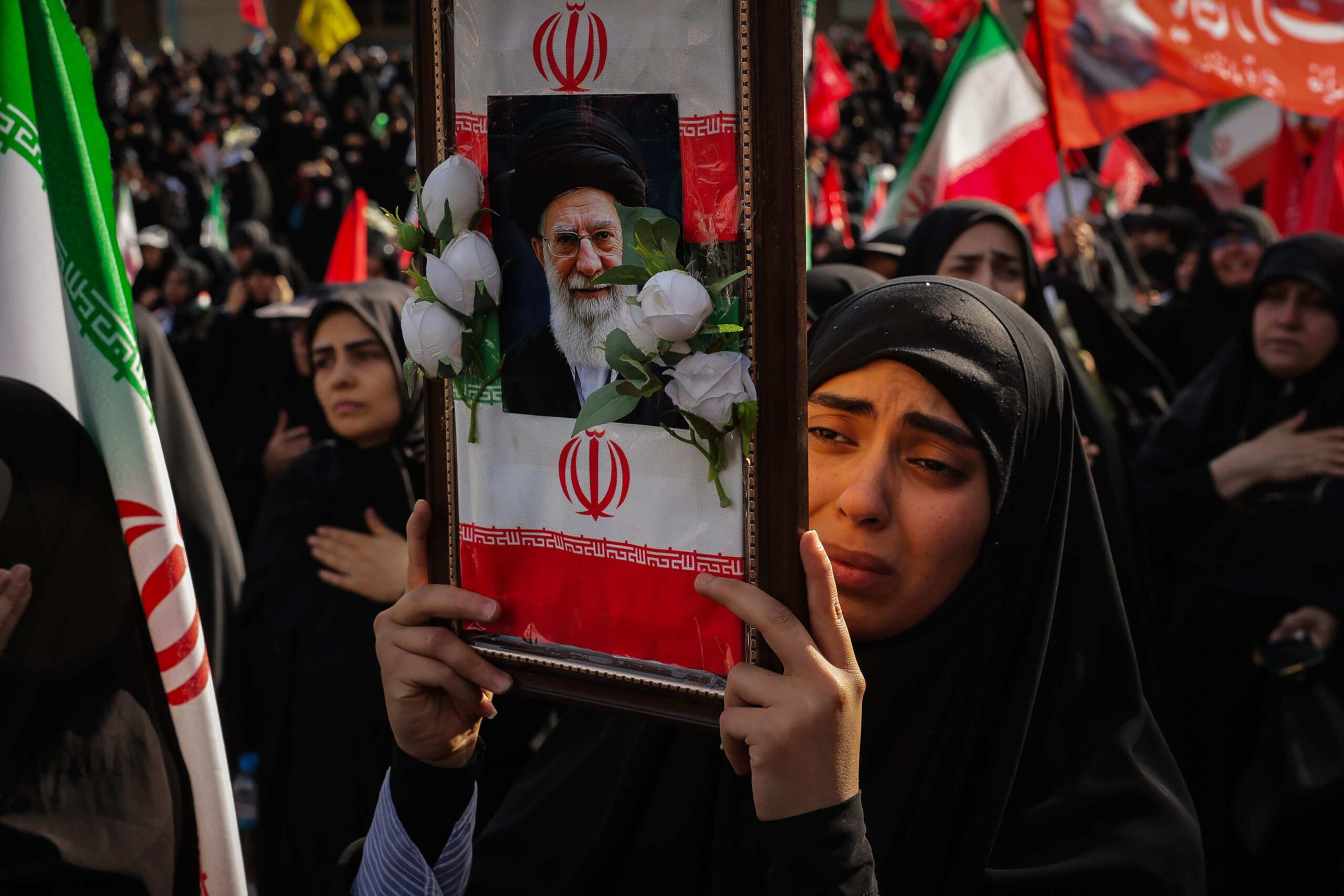 Ce portrait d'Ali Khamenei est entouré de fleurs blanches, que transportent de nombreuses femmes venues lui rendre hommage le 4 juillet 2026, à la Grande Mosquée Mosalla de Téhéran. © Khamenei IR/UPI/Shutterstock