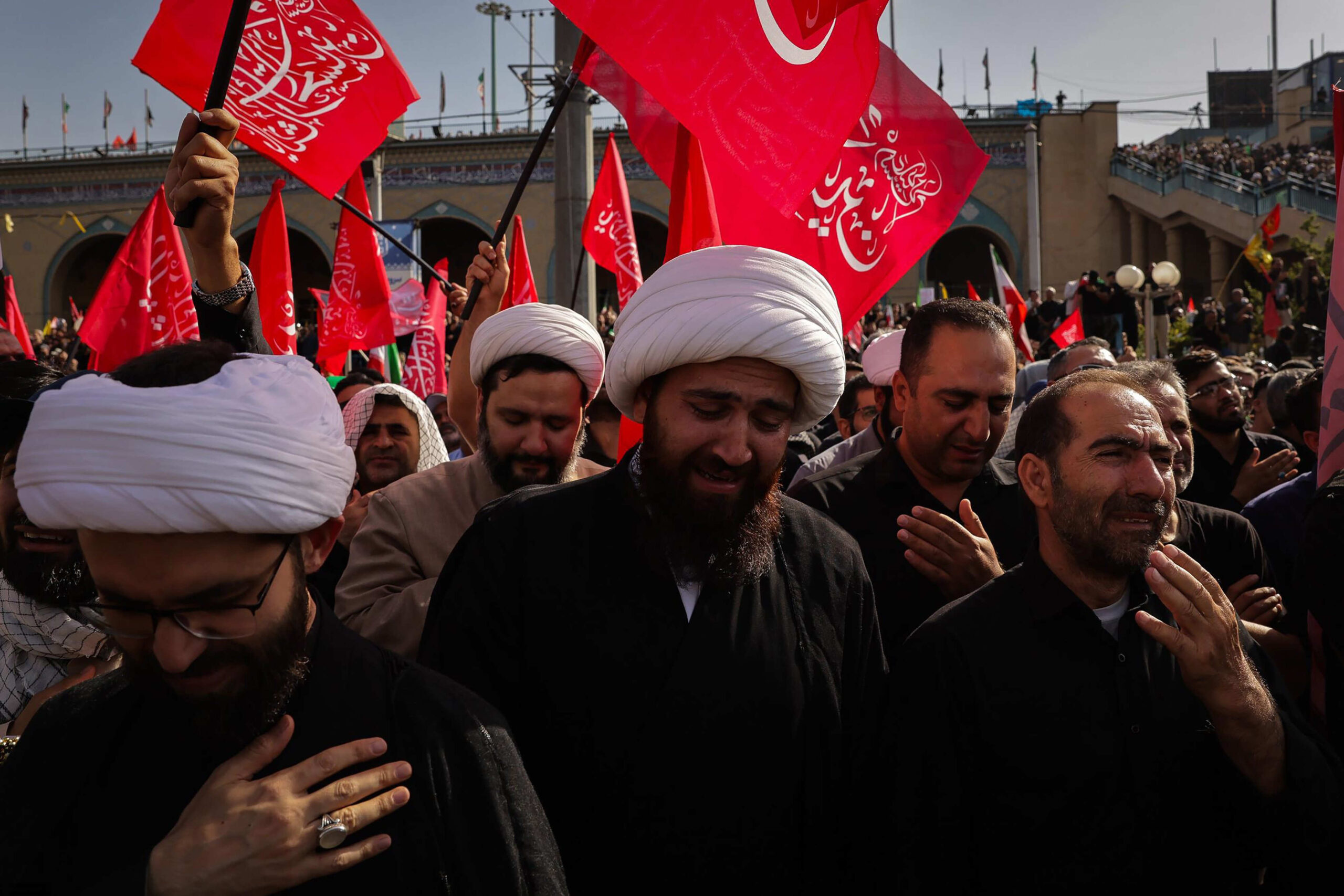 Les personnes en deuil se frappent la poitrine et scandent « Vengeance, vengeance ». © Khamenei IR/UPI/Shutterstock