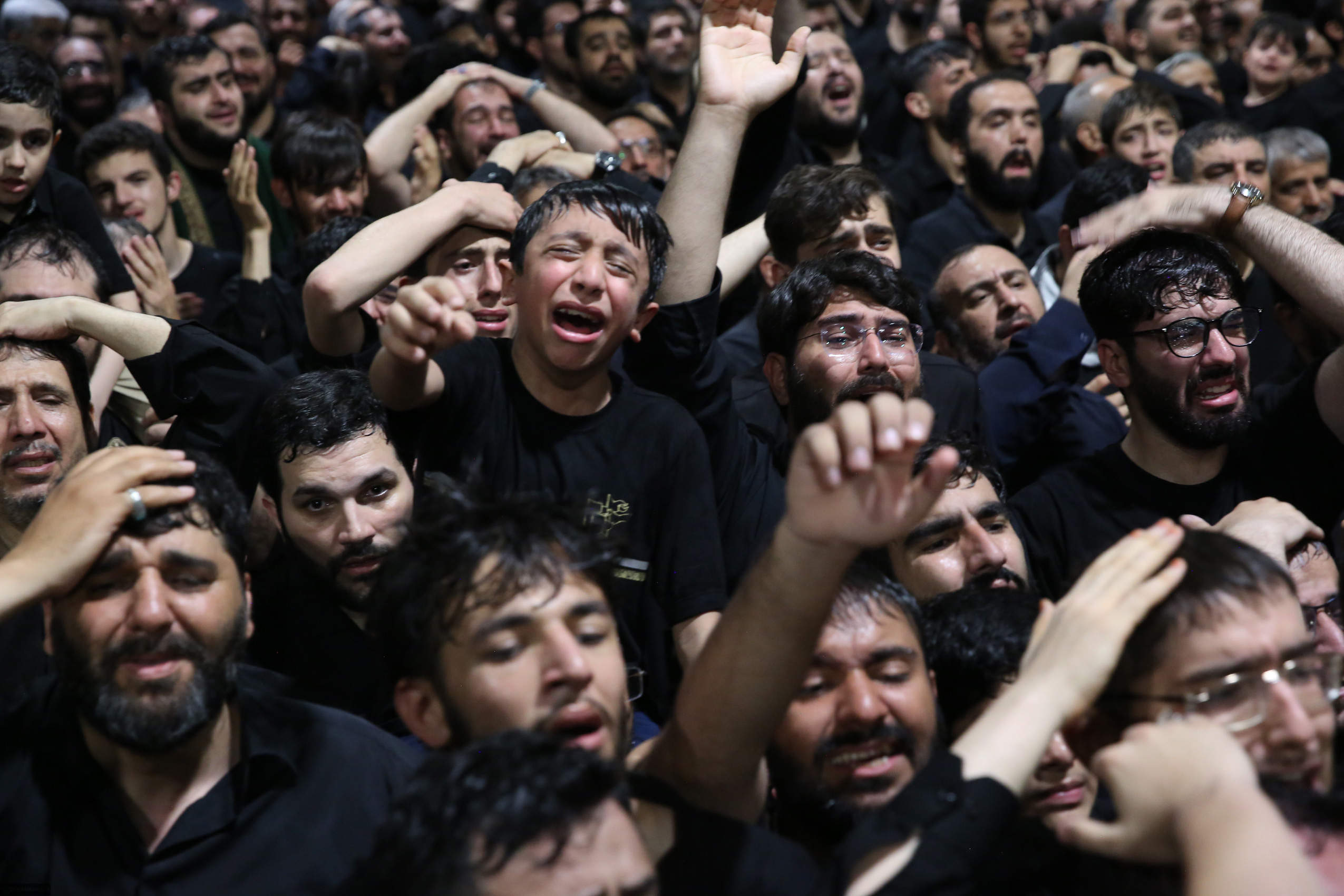 Les larmes sont nombreuses lors de la cérémonie d'hommage organisée le 2 juillet. © Bureau du Guide suprême iranien via ZUMA Press