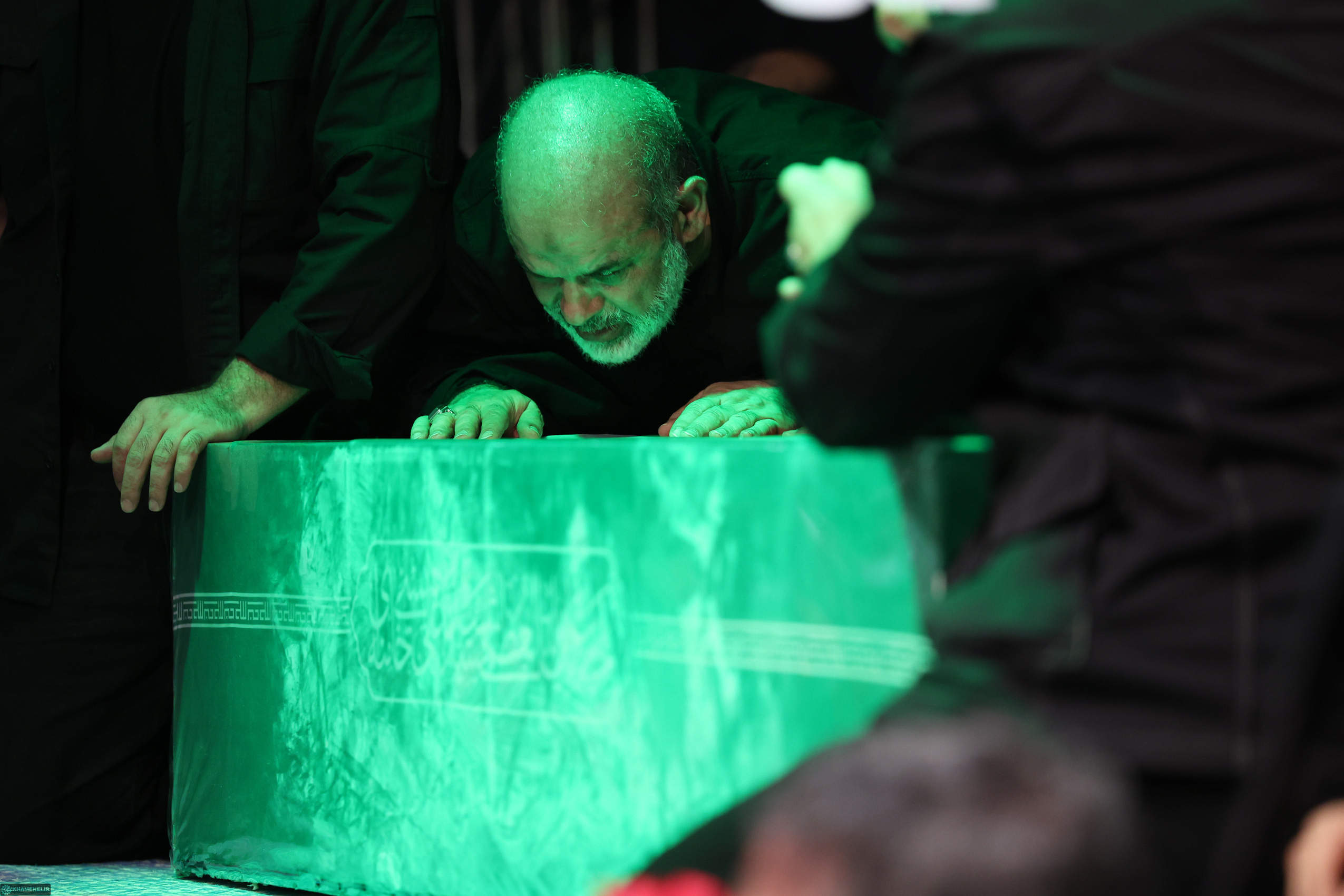 Le nouveau commandant en chef du Corps des gardiens de la révolution islamique, Ahmad Vahidi, est agenouillé, en pleurs, devant le cercueil du Guide suprême. © Bureau du Guide suprême iranien via ZUMA Press.