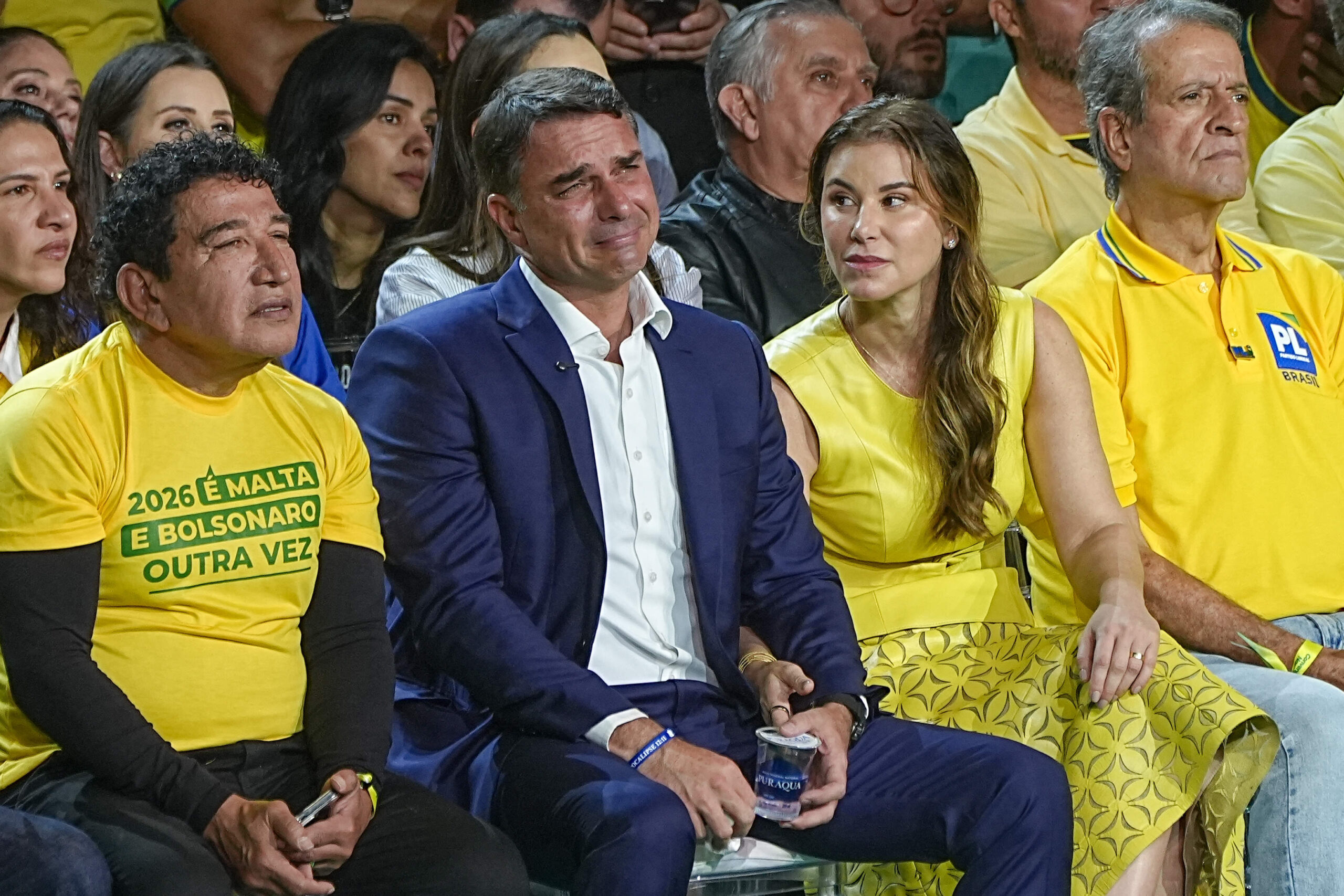 Flávio Bolsonaro, ému aux larmes pendant l'hommage à son père, aux côtés de son épouse Fernanda et du président du PL, Valdemar Costa Neto. Un contrepoint «humain» à la «volonté de fer» que Milei prête au candidat.