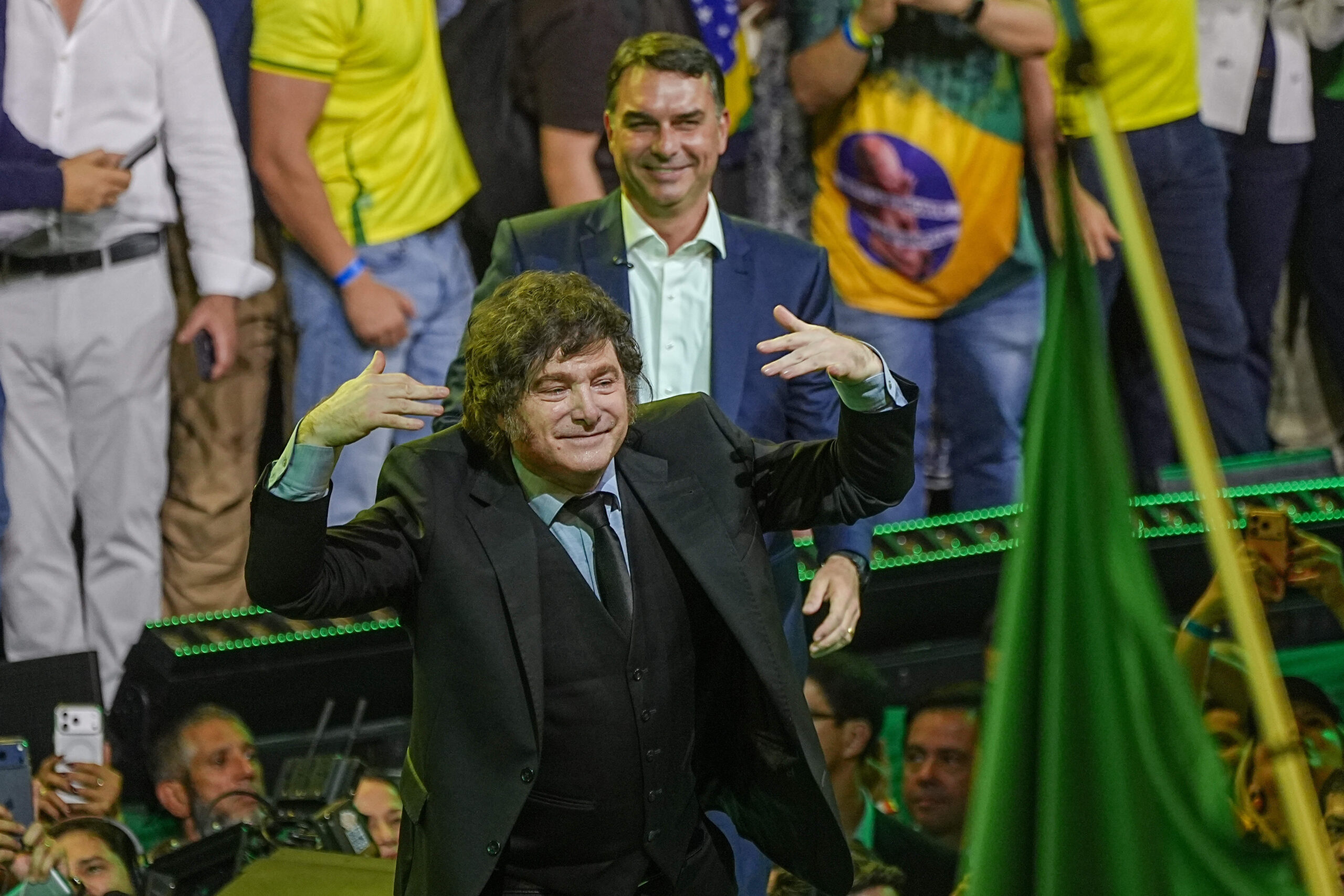 Depuis 2023, il ouvre ses meetings en entonnant «Panic Show» de La Renga — «yo soy el león», je suis le lion —, jusqu'à chanter en concert au Luna Park en 2024 en plein exercice du pouvoir.
