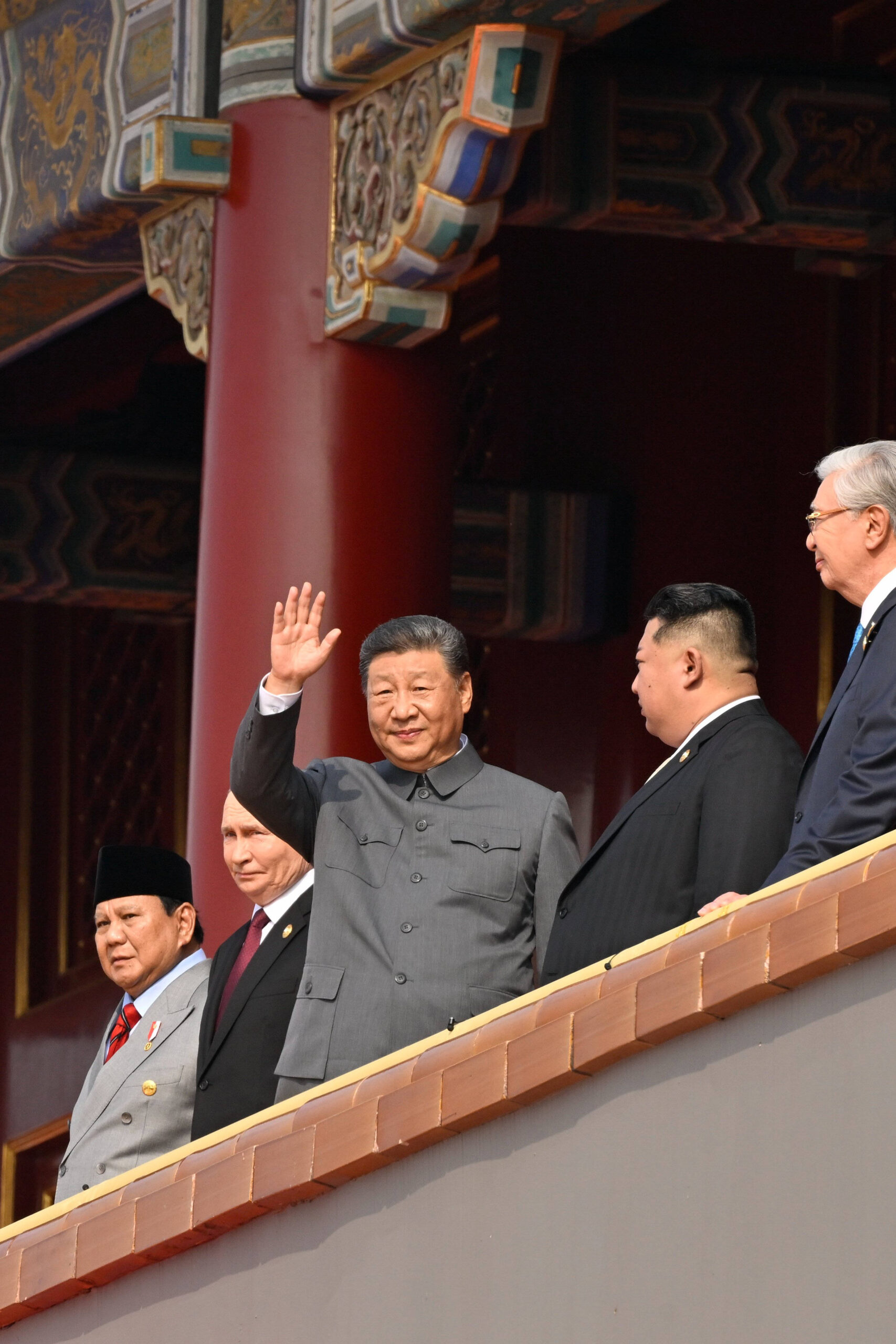 Xi salue depuis le balcon de Tian'anmen, exactement là où Mao proclama la République populaire en 1949 : Poutine, Kim, Prabowo et Tokaïev sont rangés en contrebas de son geste. Photo EPN / Newscom