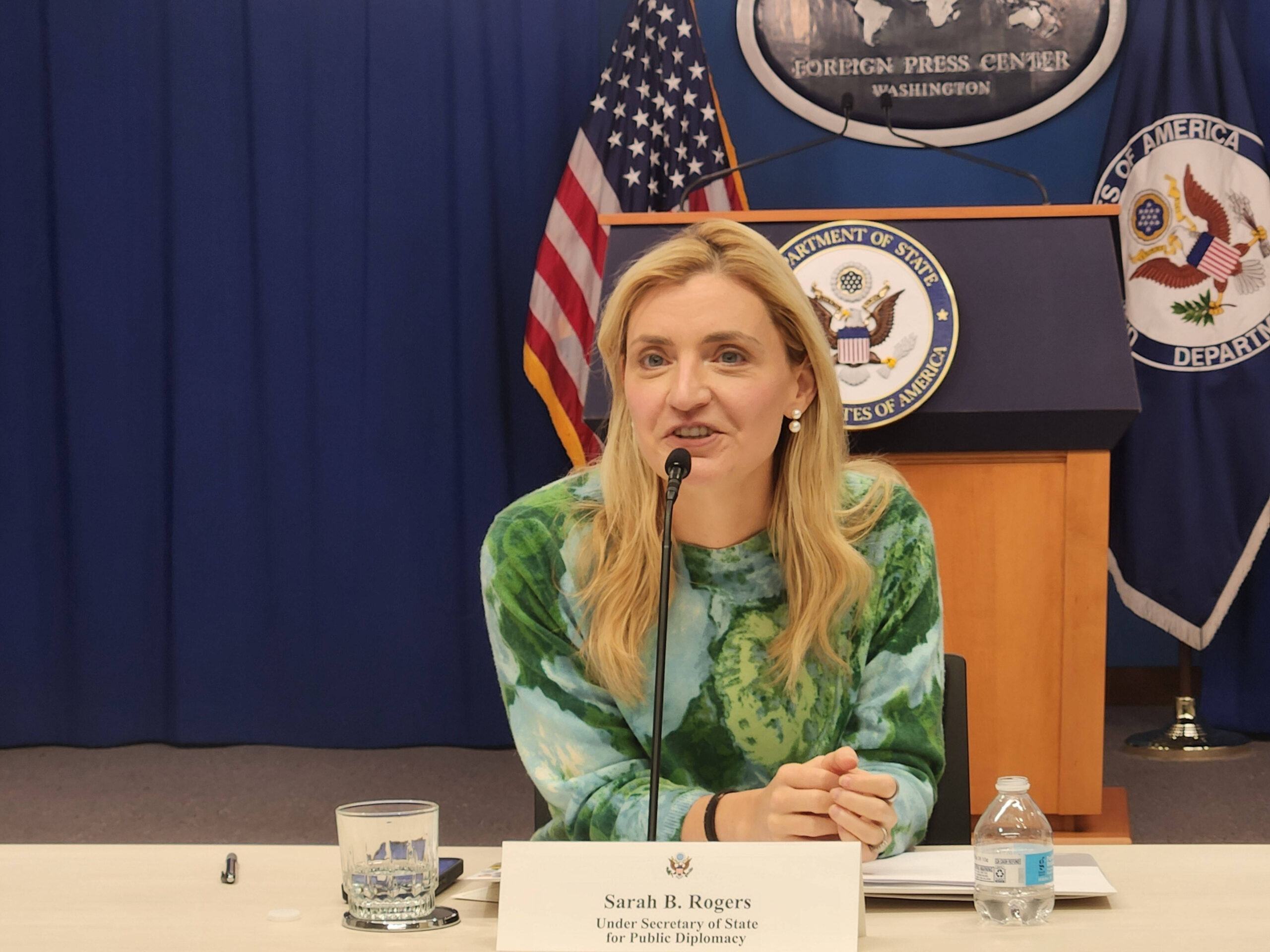 Sarah Rogers a annoncé au début 2026 un financement de 500 000 dollars pour «promouvoir la liberté numérique», en particulier pour subventionner des «centres de réflexion» alignés sur les priorités de l’administration Trump.