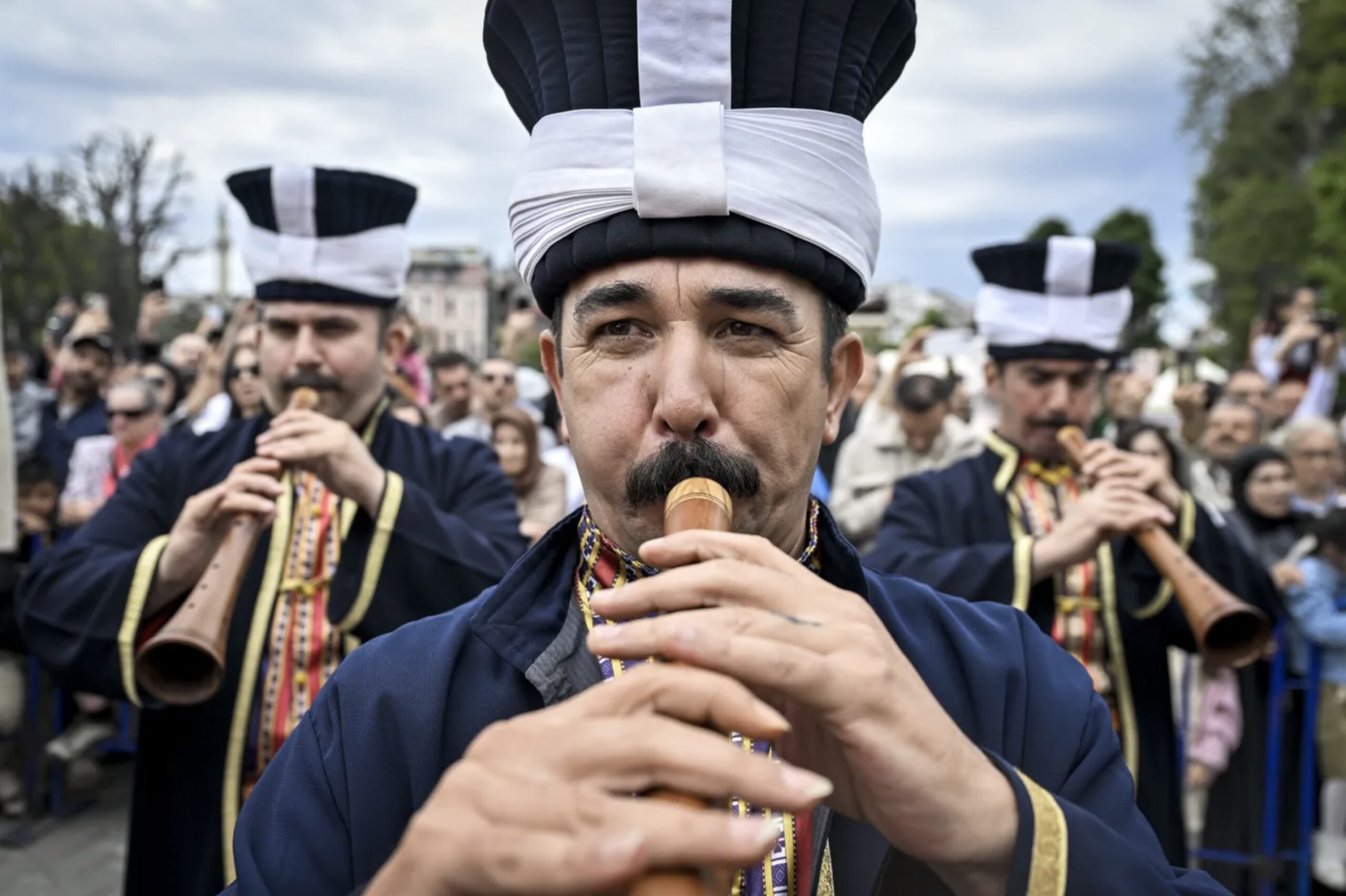Les musiciens du Mehter, la fanfare militaire des janissaires ottomans, dont les rythmes ont accueilli les dirigeants, provoquant des polémiques particulièrement intenses en Grèce. Photo : Francisco Seco / AP
