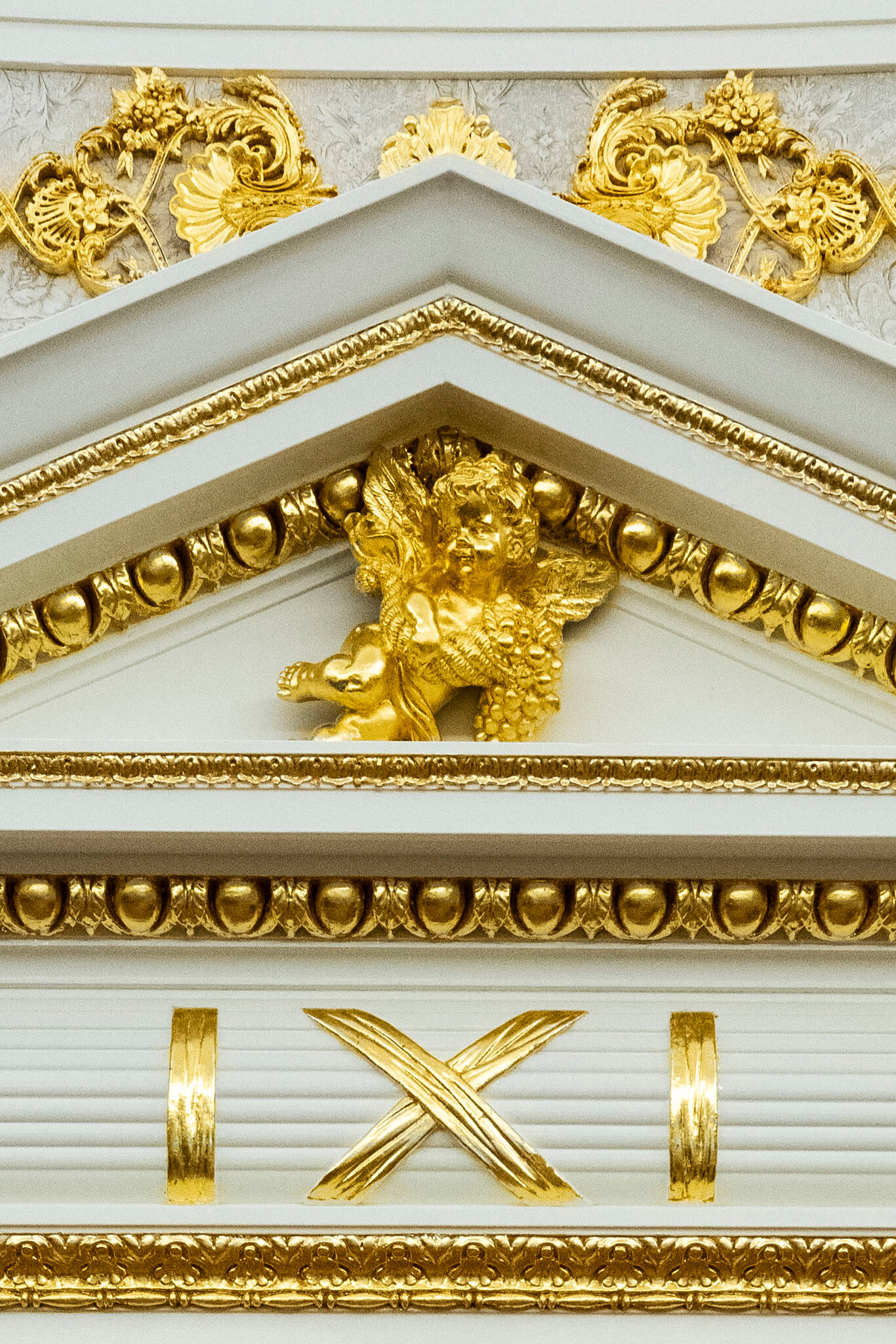 Voici le détail des nouvelles moulures du Bureau ovale : un chérubin doré et des frises à oves dans un fronton au-dessus d'une porte. Photo : New York Times.