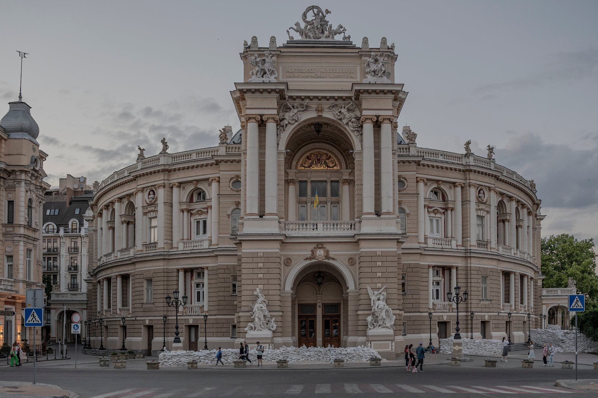 Le Théâtre d'opéra et de ballet d'Odessa en 2022, protégé par des sacs de sable.