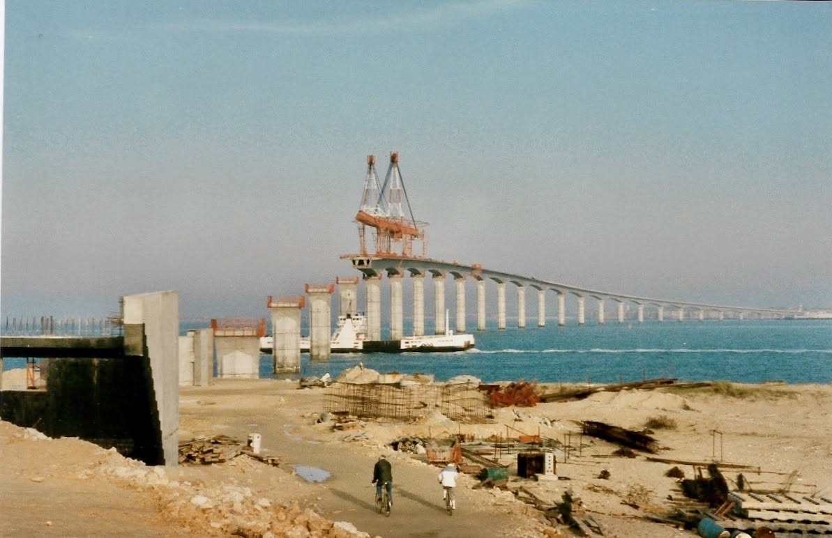 Des clichés inédits, conservés dans les archives familiales d’un particulier, Bruno Baverel, documentent les dernières étapes de la construction du pont de l'île de Ré.