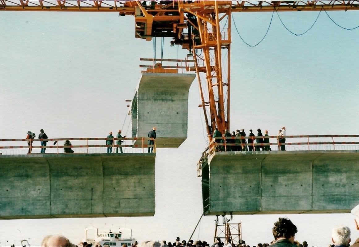Prises par un oncle du collectionneur, ces photographies témoignent de l'avancement des travaux trois mois avant l'ouverture de l'ouvrage à la circulation, en mai 1988.
