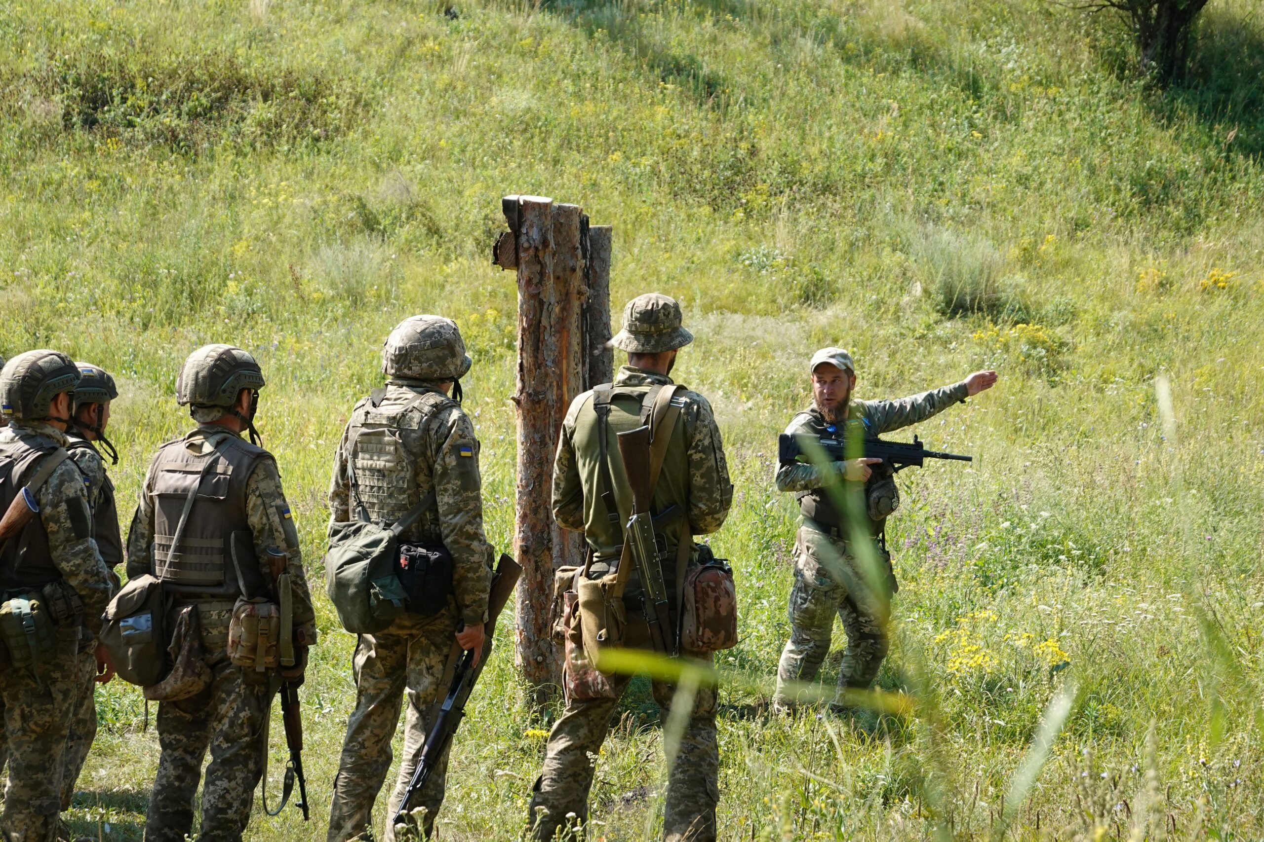 Des recrues de la 28ème brigade mécanisée s'entraînent au maniement d'un fusil à pompe destiné à abattre des drones, le 8 juillet 2026.