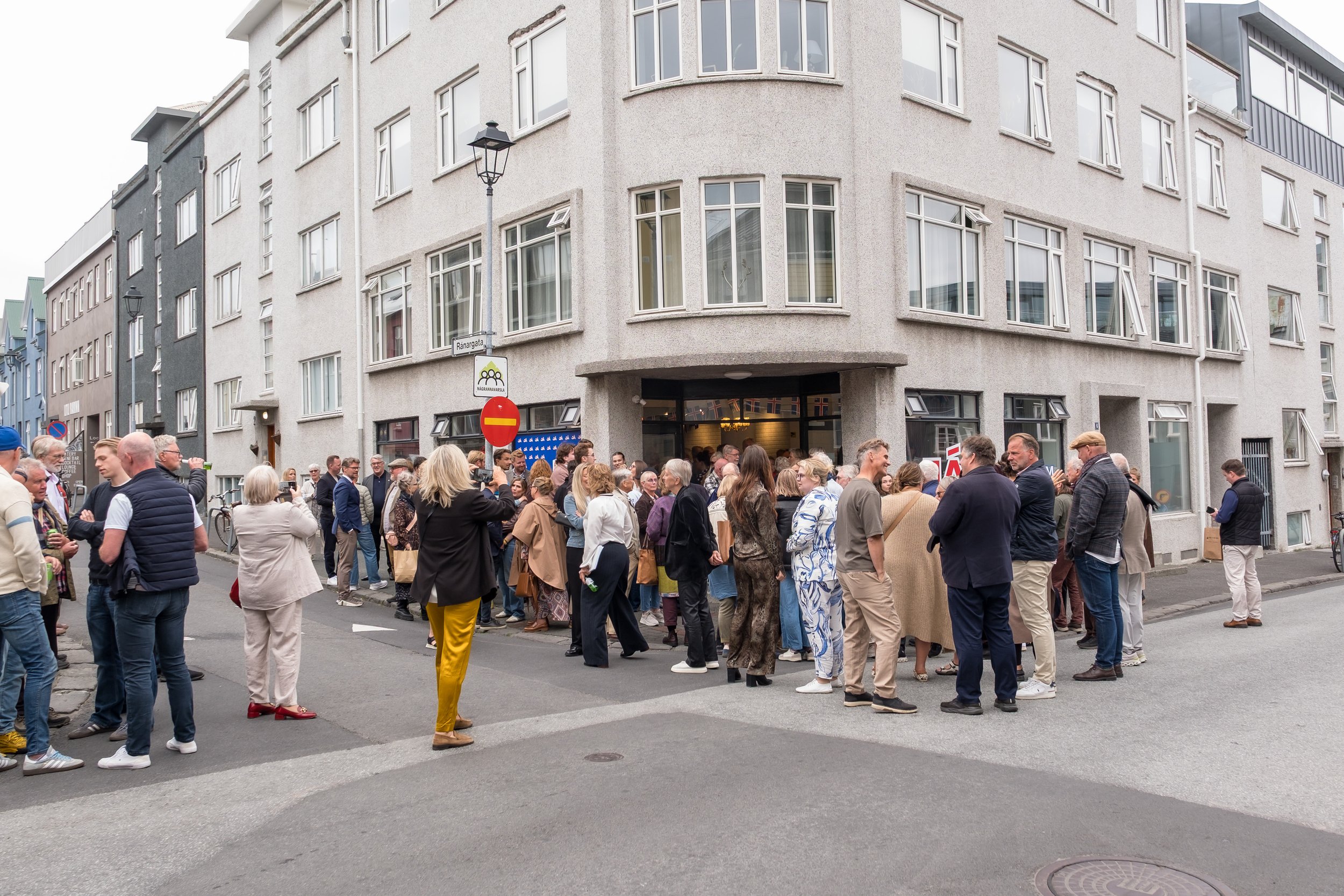 En prévision du référendum, l'ONG Evrópuhreyfingin á Íslandi (Mouvement pour l’Europe en Islande) a ouvert un quartier général de campagne à Reykjavík le 4 août 2026. De nombreux militants s'y sont rassemblés. Photo : site officiel de Evrópuhreyfingin.