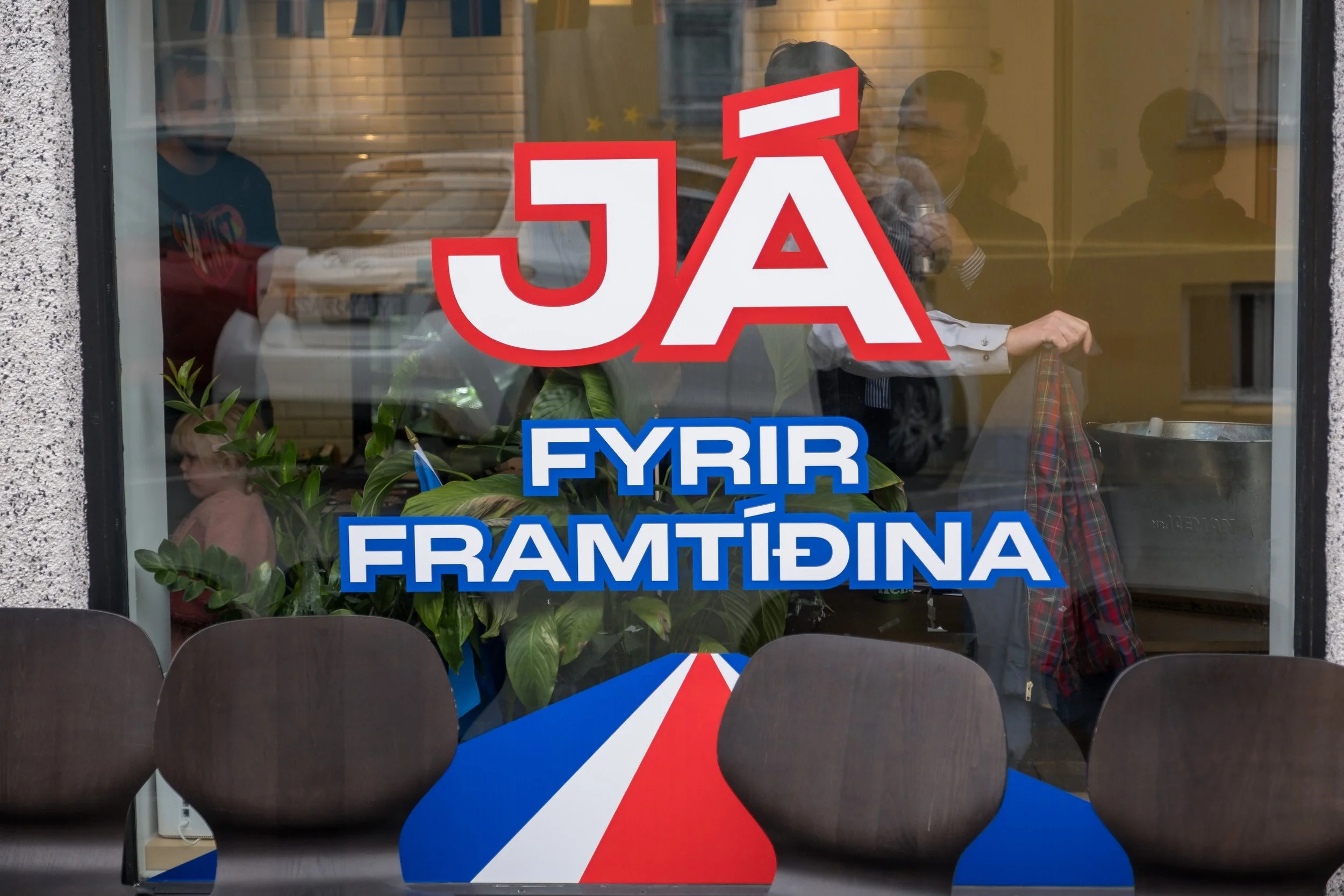 « Oui pour l’avenir » est le slogan de la campagne menée par Evrópuhreyfingin, mis en évidence sur les fenêtres du siège de l’organisation à Reykjavik. Evrópuhreyfingin est une ONG affiliée au Mouvement européen international. Photo : site officiel de l'Evrópuhreyfingin.