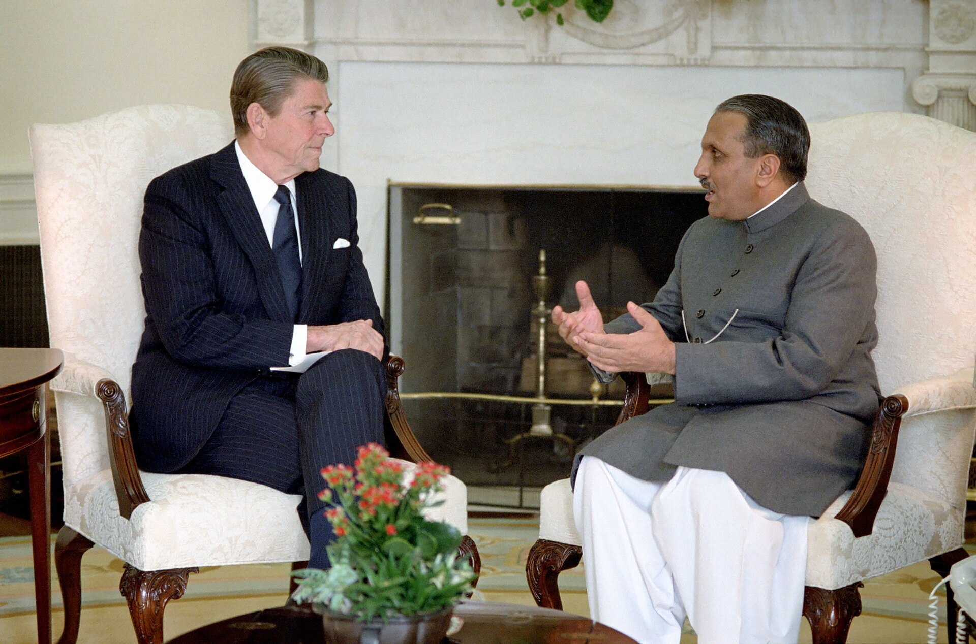 Le président Ronald Reagan lors d'une rencontre avec le Mohammad Zia Ul Haq dans le Bureau ovale le 7 décembre 1982.