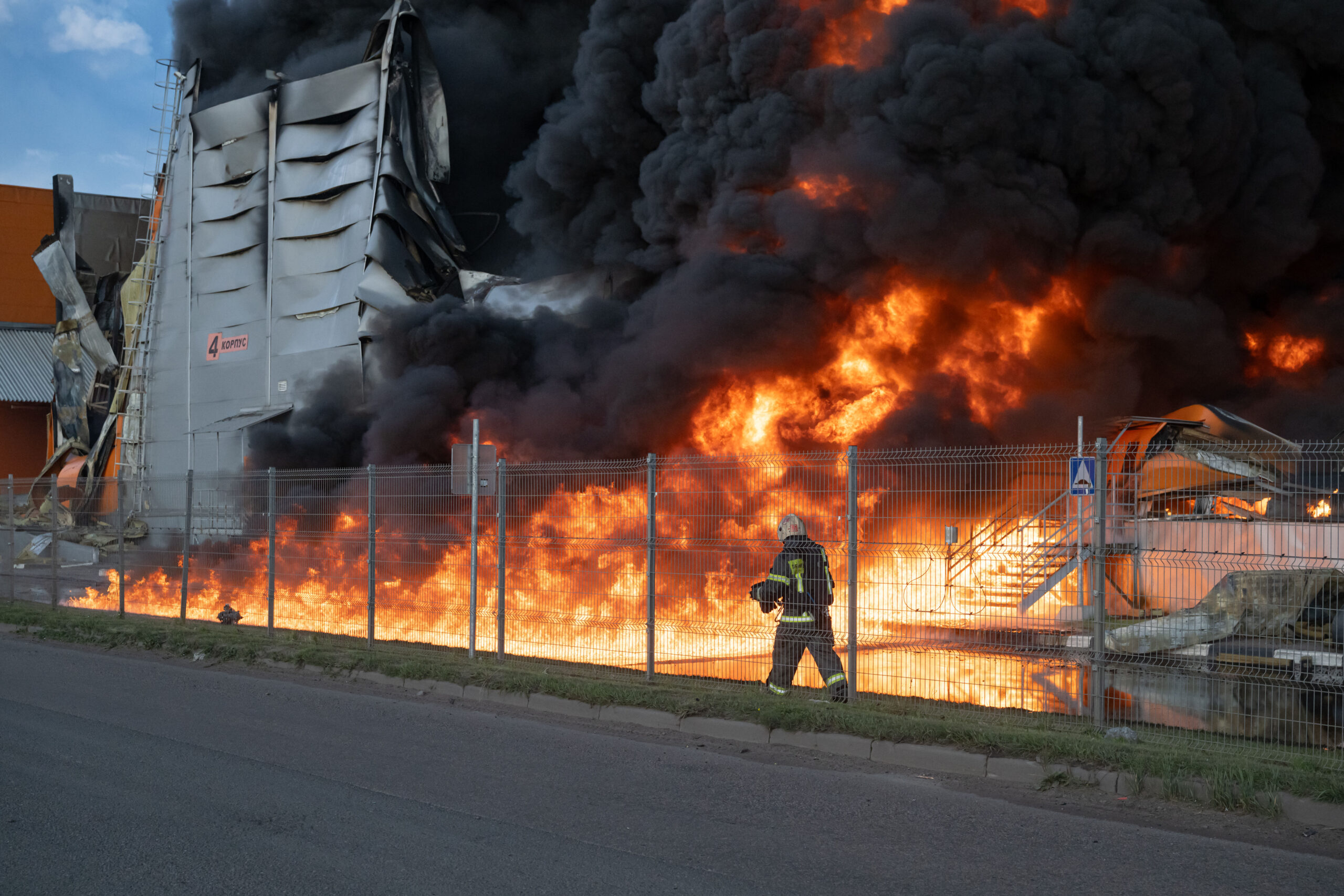 Les pompiers tentent de maîtriser les incendies déclenchés par ces attaques, afin d'éviter une propagation aux bâtiments environnants. Photo: Stringer / SOPA Images/SIPA