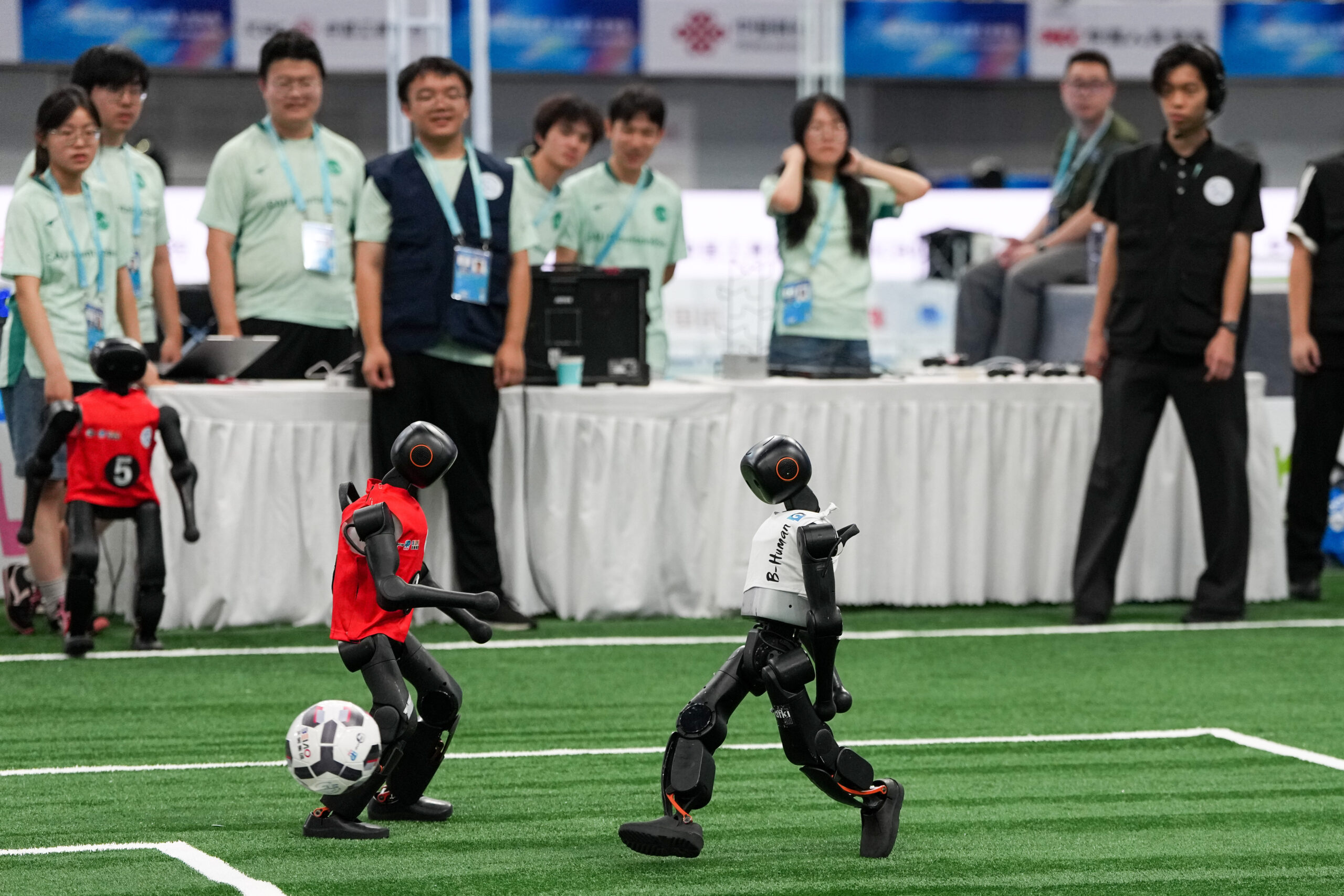 Les robots (à gauche) de CAU Mountain&Sea affrontent ceux de B-human lors d'un match de football à 5 contre 5 dans la catégorie « robot de taille moyenne ».