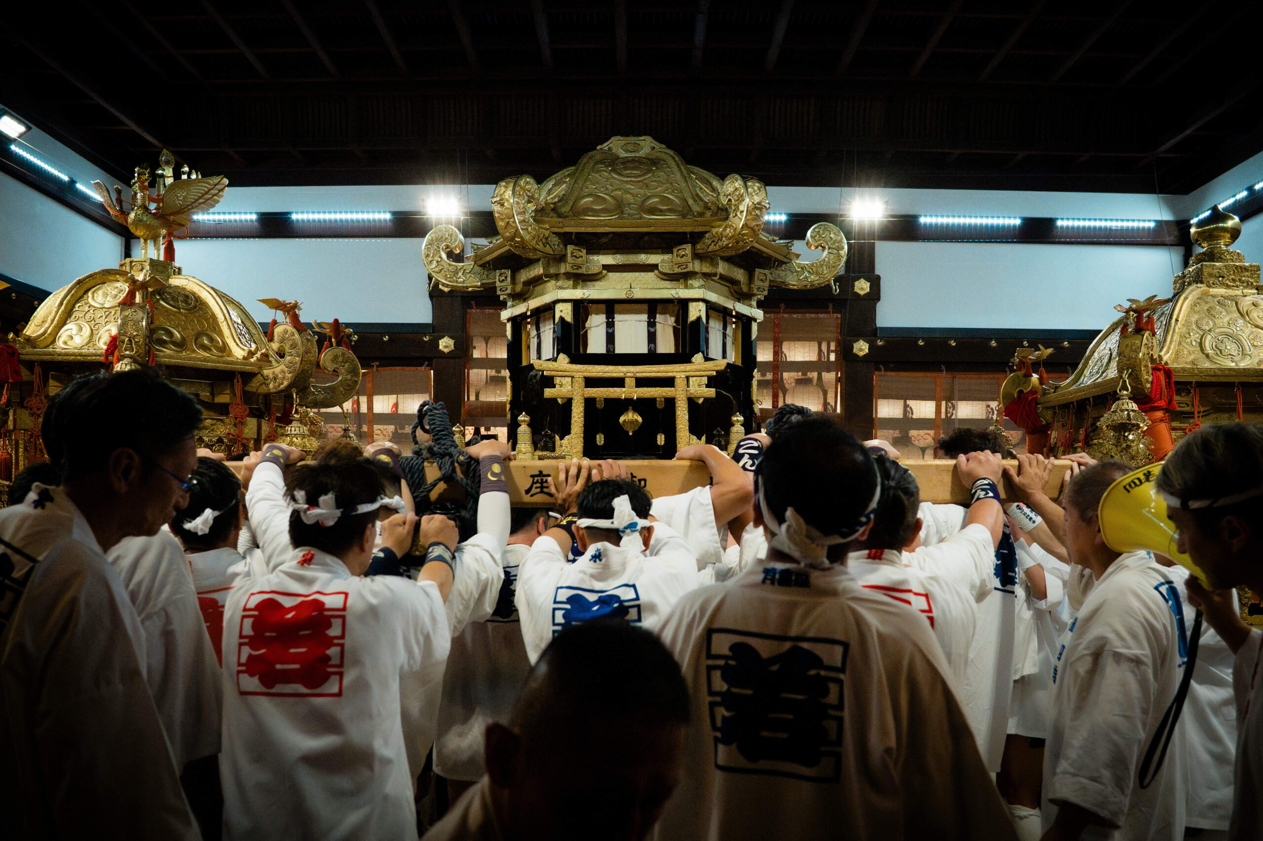 Le 10 juillet 2026, à Kyoto, les participants au festival Gion Matsuri ramènent le mikoshi du sanctuaire Yasaka dans le hall, à l'issue du rituel de purification «Mikoshi Arai».