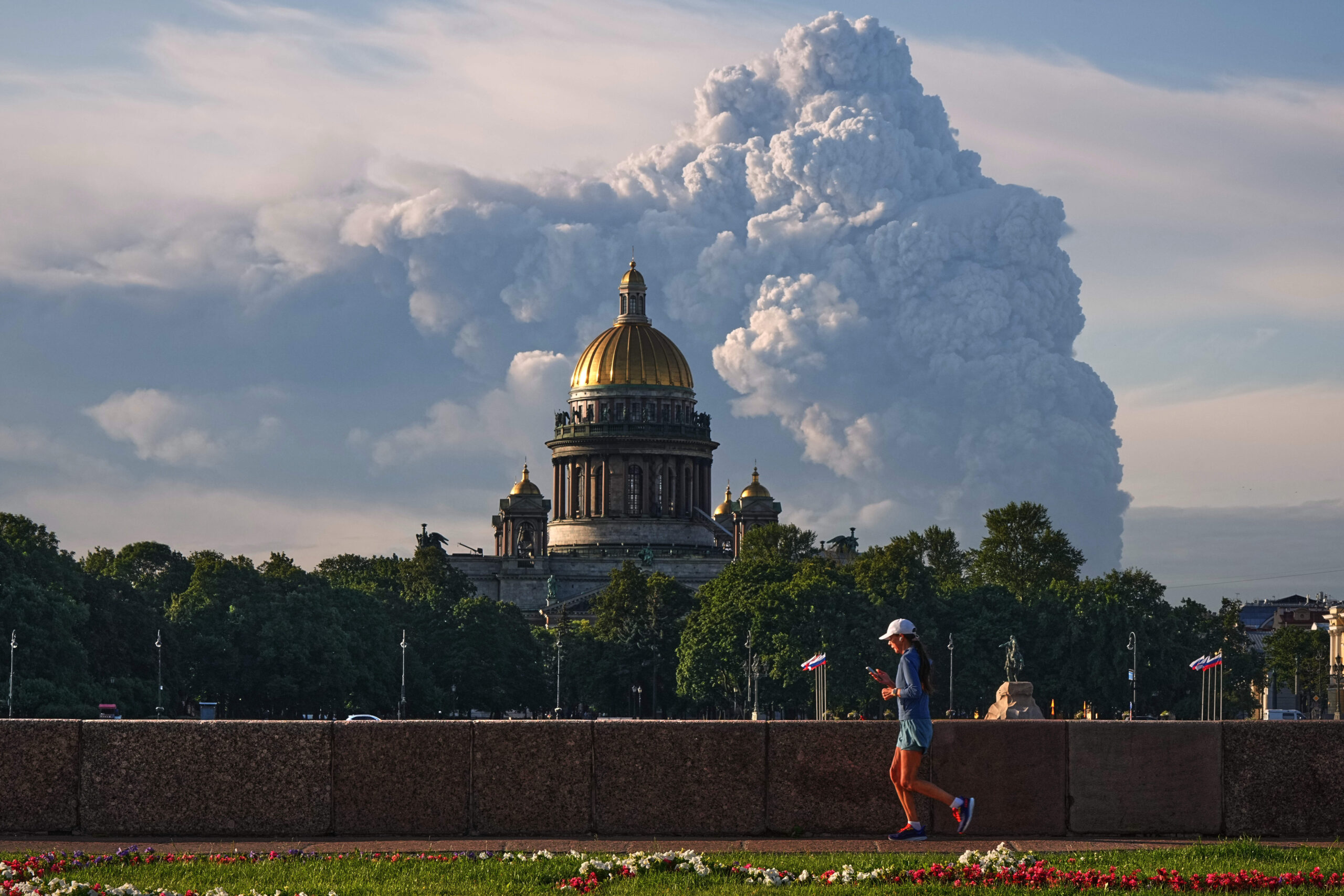La fumée au-dessus de la cathédrale Saint-Isaac. Photo: UGC via AP