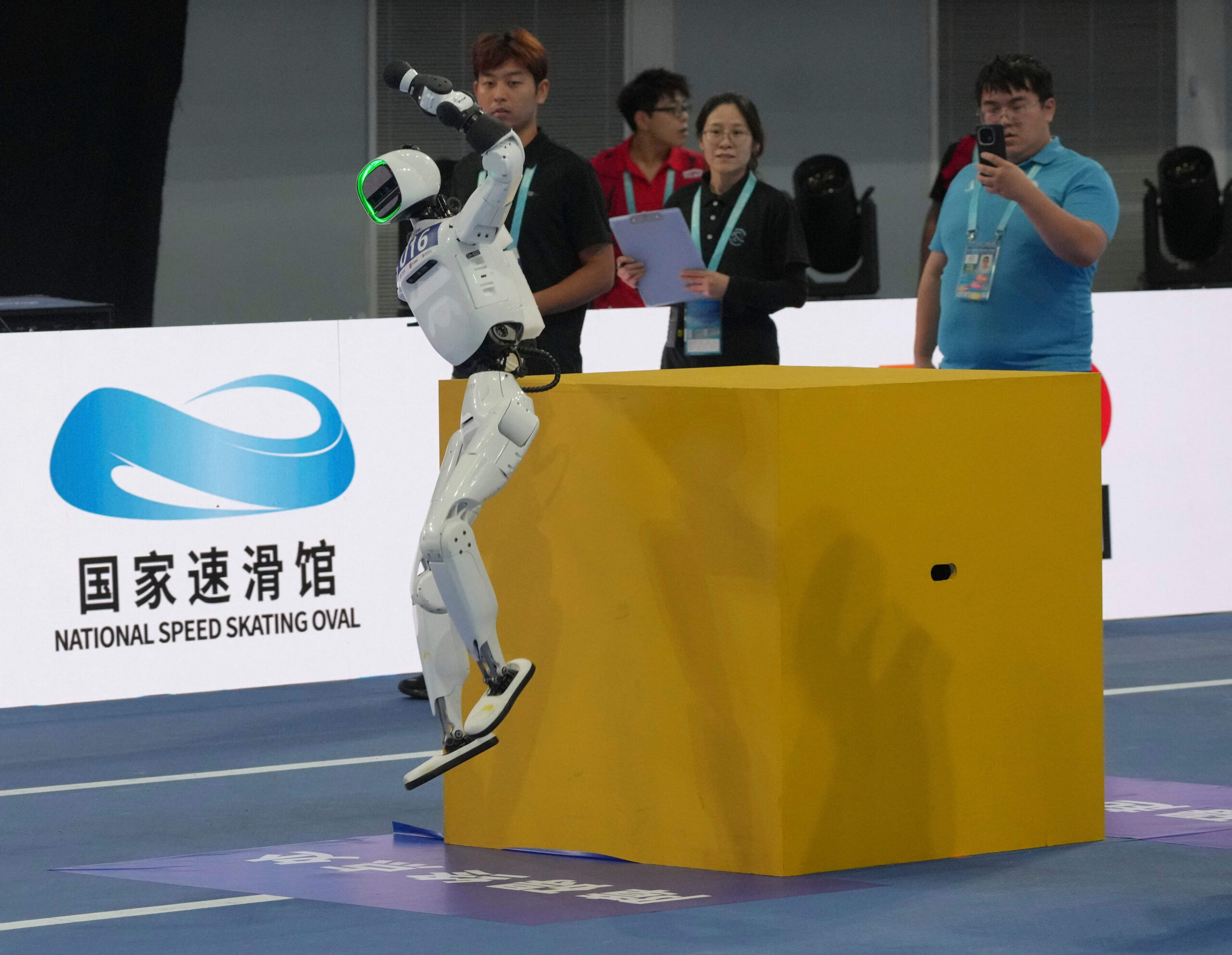 Un robot participe à la finale du 400 m d'obstacles.