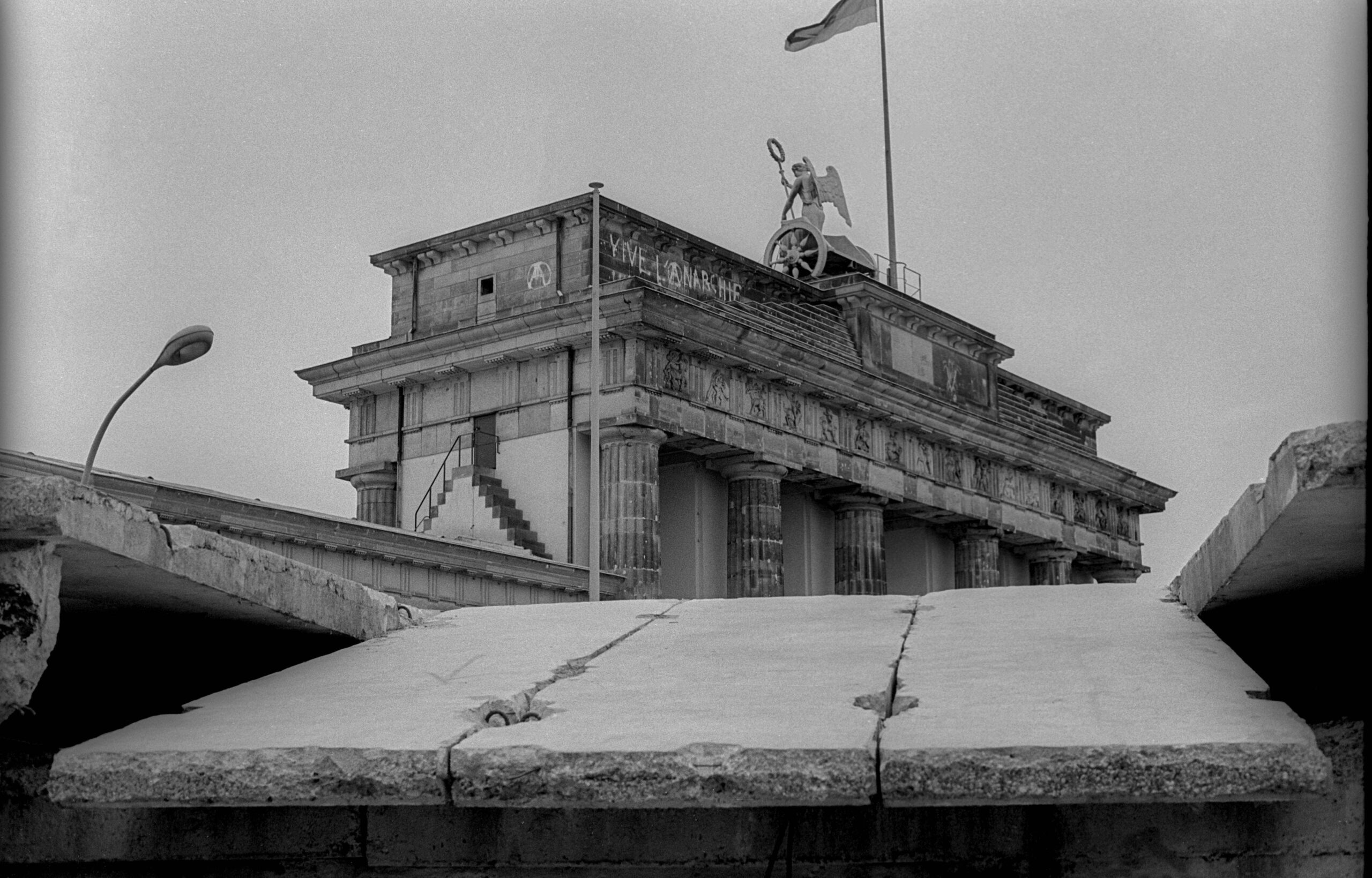 République démocratique allemande, Berlin, 15 mars 1990, démolition du mur dans la Brunnenstrasse (les parties est et ouest de la rue sont à nouveau reliées), vue en direction de Mitte.