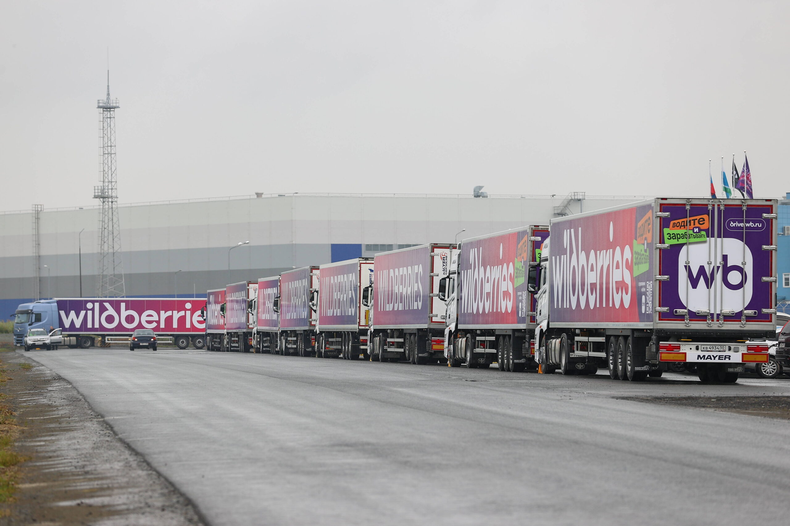 Des camions acheminent des marchandises vers le nouveau centre logistique de Wildberries à Iekaterinbourg, le 22 juillet 2025. Photo: Donat Sorokin/TASS/Sipa