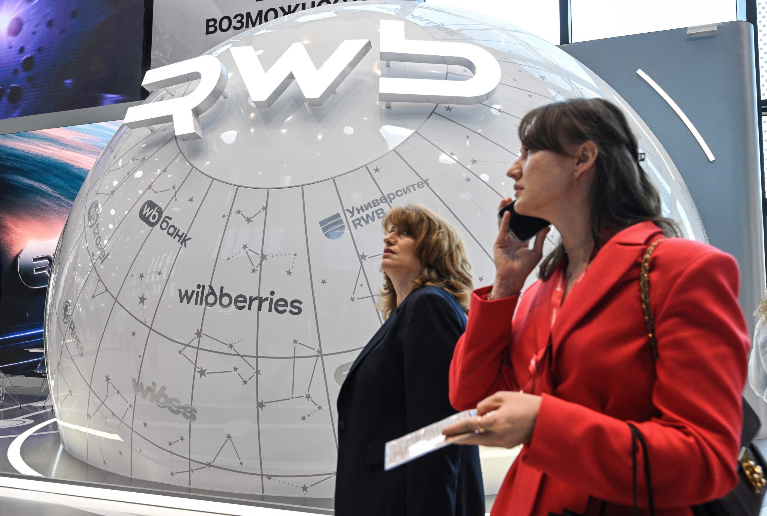 La galaxie Wildberries comprend de nombreux services, comme l'illustre ce globe au centre du stand de l'entreprise lors du Forum économique international de Saint-Pétersbourg en 2026. Les répercussions d'une attaque contre le géant toucheraient l'ensemble de l'économie russe. Photo: Evgeniy Razumniy/Kommersant Photo/Sipa USA
