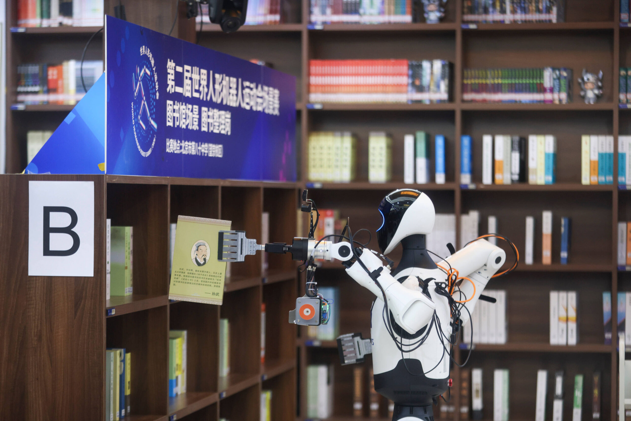 Des robots participants inspectent les rayons à la recherche d'erreurs lors de l'épreuve « scénario de bibliothèque ».