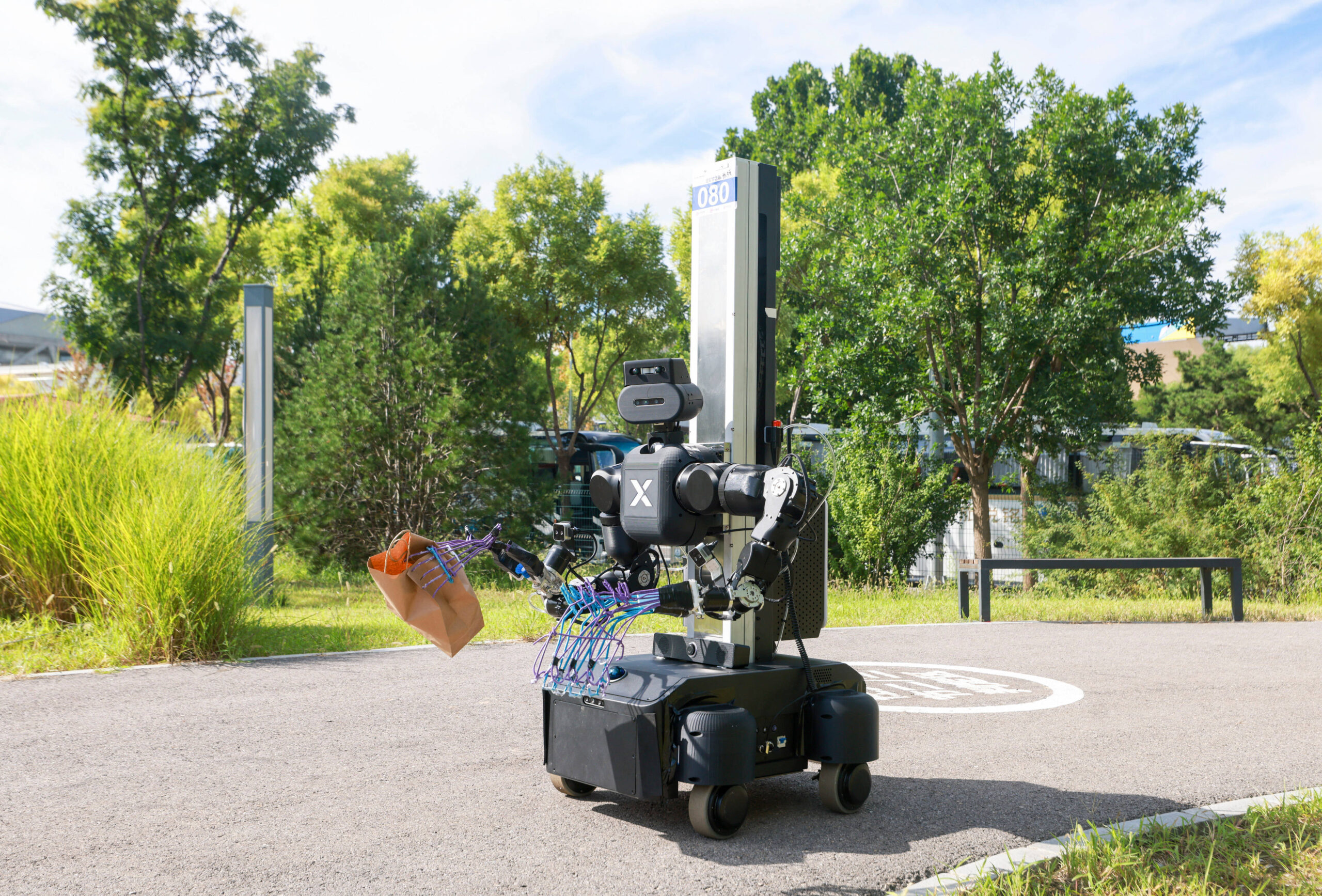 Un robot humanoïde ramasse des déchets lors de l'épreuve «Entretien du jardin».