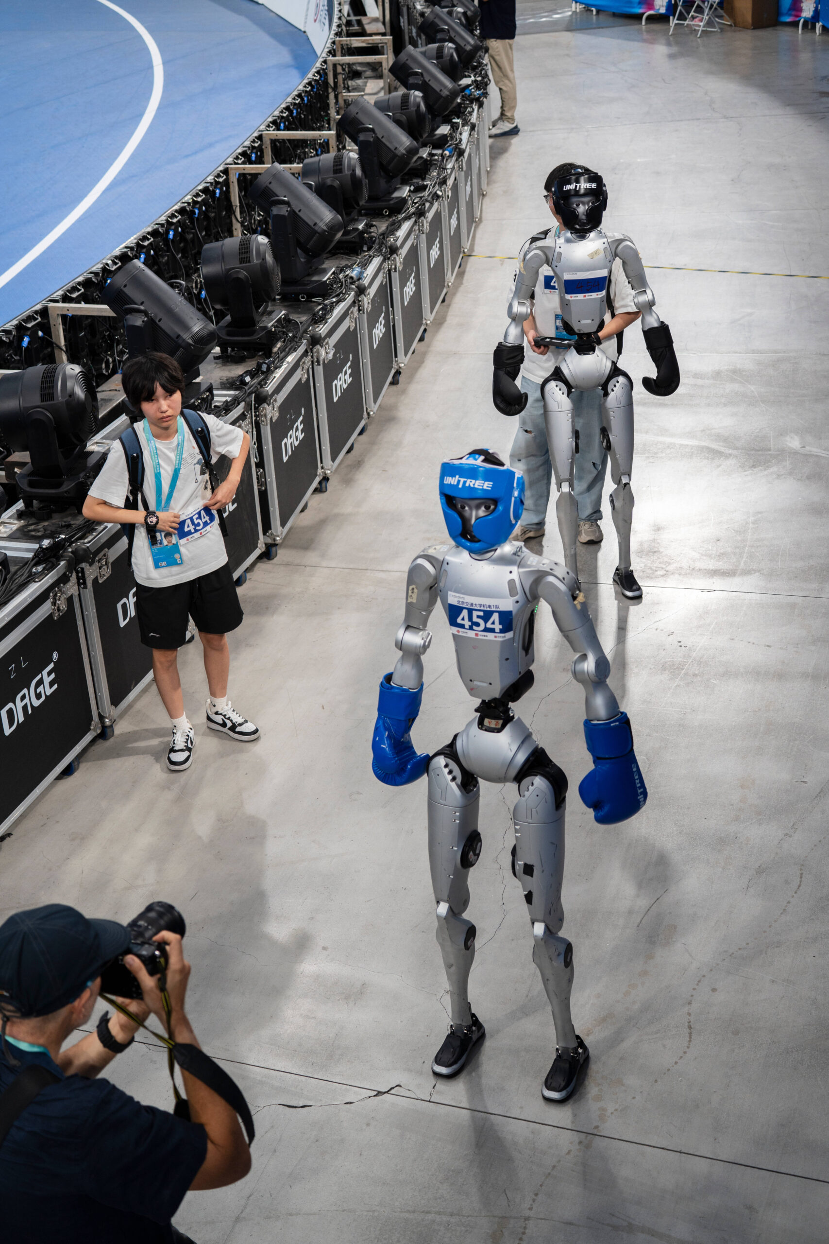 Deux robots de boxe Unitree.