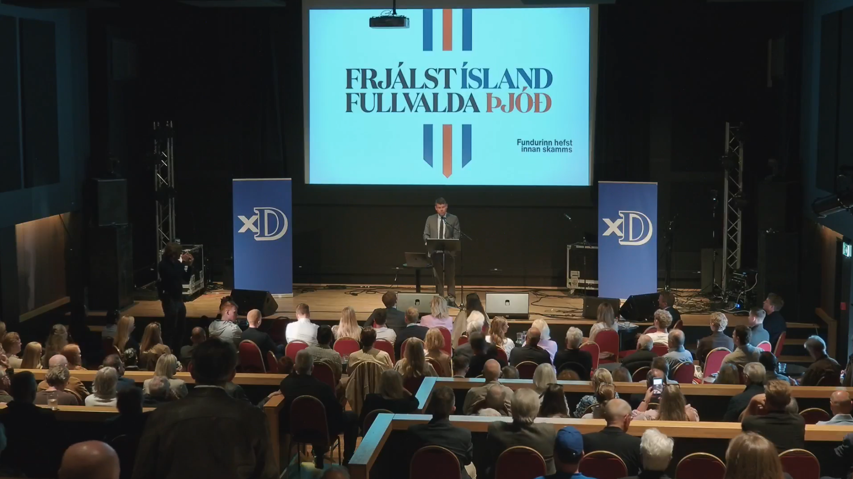 Le 18 août, le Parti de l’Indépendance a organisé une rencontre retransmise en direct sur le thème «Une Islande libre, une nation souveraine». Des élus du parti y sont venus, tour à tour, présenter leurs arguments contre l'intégration européenne.