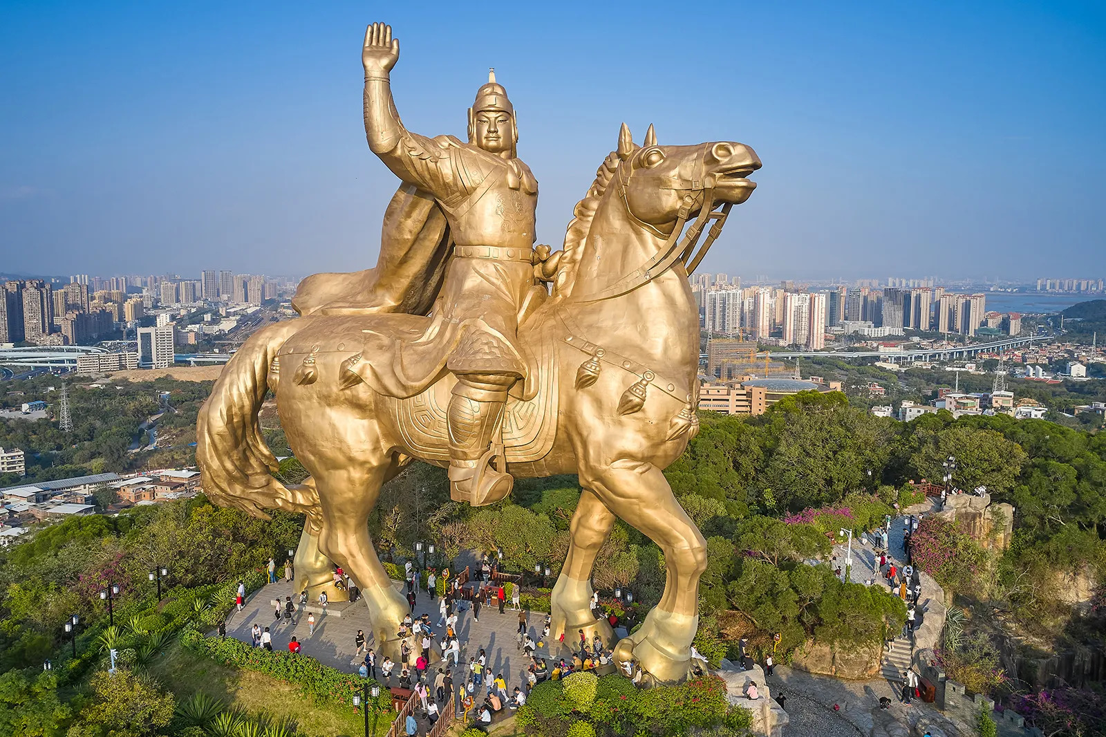 Sur les hauteurs de Nan'an, dans la région de Quanzhou, dans le Fujian, la statue équestre de Zheng Chenggong, dit Koxinga (1624-1662), domine la ville depuis ses 38 mètres de bronze doré. Fils d'un marchand-pirate, il fut tour à tour négociant, contrebandier, amiral et résistant fidèle aux Ming face à la conquête mandchoue. Il incarne la « souveraineté floue » de l'Asie maritime, ces figures hybrides qui brouillaient les frontières entre commerce licite, piraterie et entreprise politique.