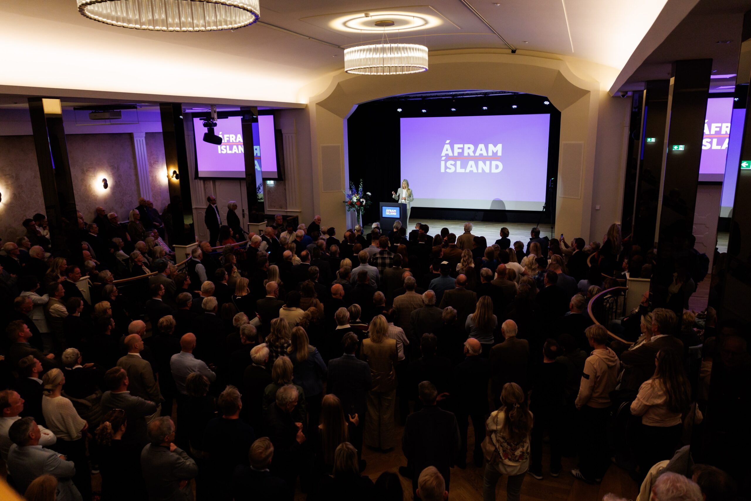 Photo du meeting de création du mouvement « Áfram Ísland », ou « L’Islande en avant ». Fondée en juillet 2026, cette coalition politique islandaise milite pour le non et s'oppose à toute négociation ou adhésion de l'Islande à l'Union européenne. Photo : site de Áfram Ísland