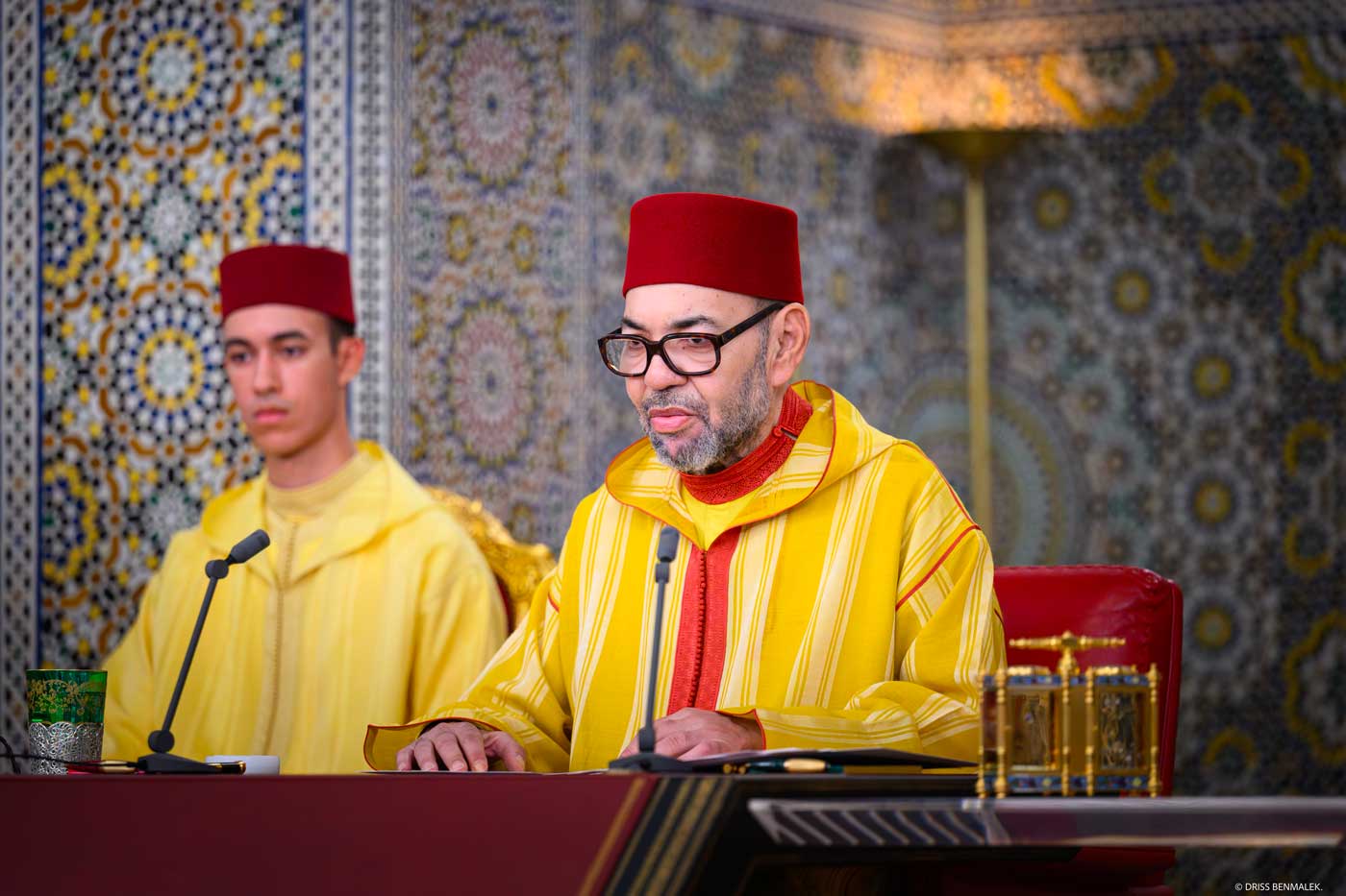 Aux côtés du prince héritier Moulay El Hassan, le roi Mohammed VI prononce le discours de la fête du Trône, le 29 juillet 2026. Ce moment symbolique central du système marocain met en scène le lien entre le trône et le peuple, avant la bay'a, la cérémonie d'allégeance de l'armée et des grands corps de l'État. Photo : MAP