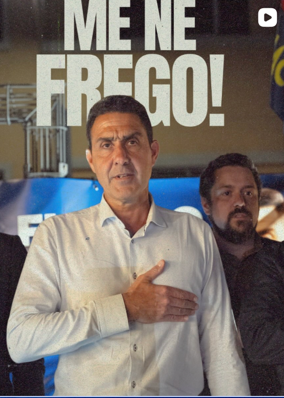 Capture d'écran d'une vidéo (icône de lecture visible en haut à droite) montrant un candidat de Futuro Nazionale, main sur le cœur, prononçant le slogan mussolinien « Me ne frego! ».