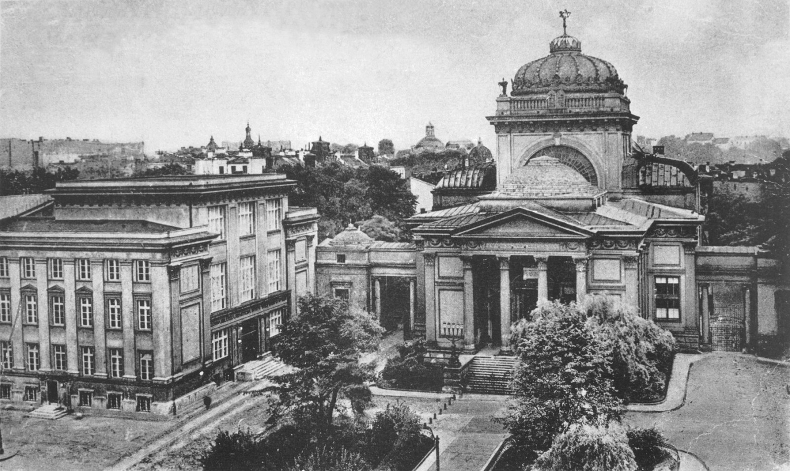 La Grande bibliothèque juive de Varsovie et la Grande Synagogue sur la rue Tłomackie. Crédit : Institut historique juif. 