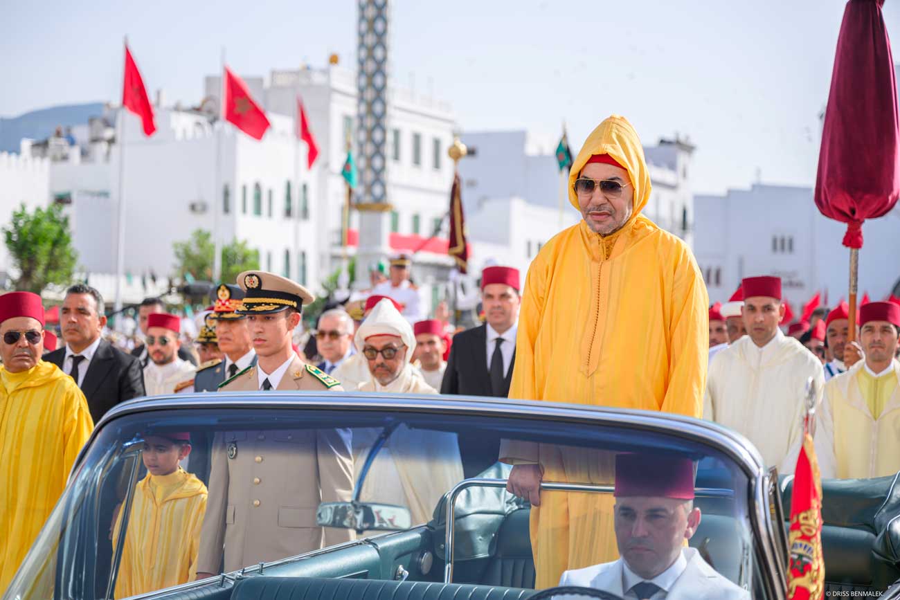 Le roi Mohammed VI parade en voiture découverte à Tétouan pour la fête du Trône, le 30 juillet 2026, entouré du prince héritier et des grands corps de l'État. Au même moment, à quelques kilomètres de là, la ruée sur Ceuta a commencé. Photo : MAP.