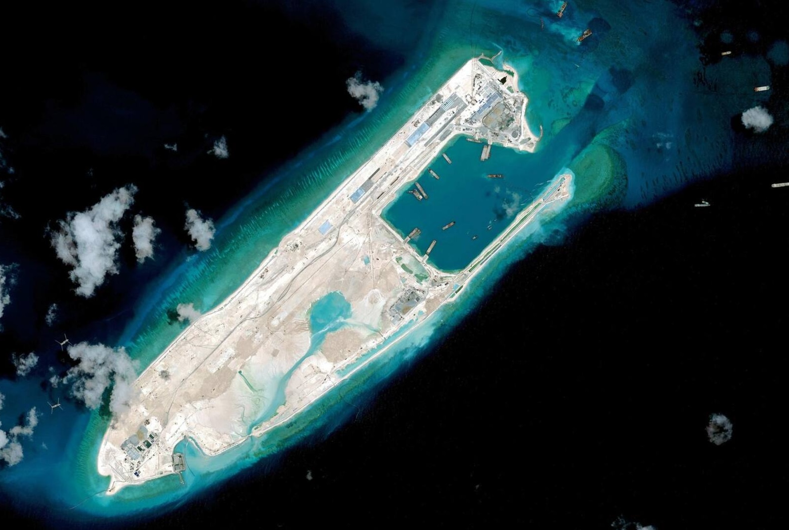 Le même récif vu par satellite le 17 avril 2015 : en quelques mois, les dragues chinoises y ont gagné sur la mer une île de près de trois kilomètres de long, dotée d'une piste d'atterrissage et d'un port.