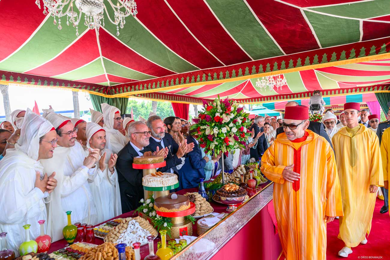 Le roi et le prince héritier Moulay El Hassan saluent leurs invités sous la tente caïdale, lors des célébrations de la fête du Trône le 31 juillet. De la garden-party du jeudi à la cérémonie d'allégeance du vendredi, aucune réunion de crise n'a été organisée. Photo : MAP