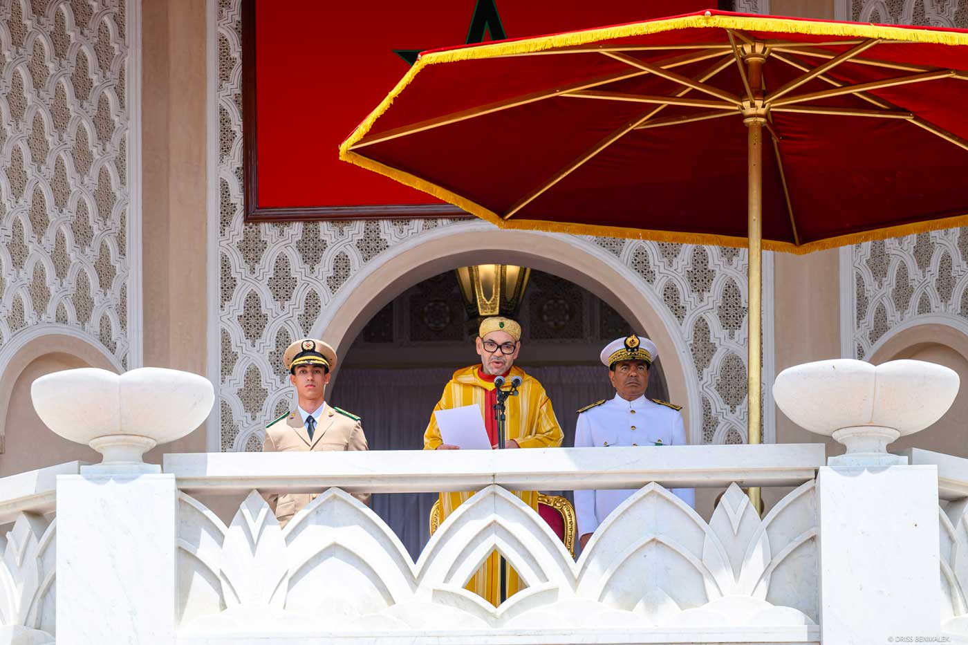 Le lendemain, depuis le balcon, le roi félicite les officiers promus lors de la bay'a, la cérémonie d'allégeance au cours de laquelle l'armée et les grands corps de l'État prêtent serment au souverain. Pendant ce rituel entièrement codifié, des dizaines de personnes se noient devant Ceuta. Photo : MAP.