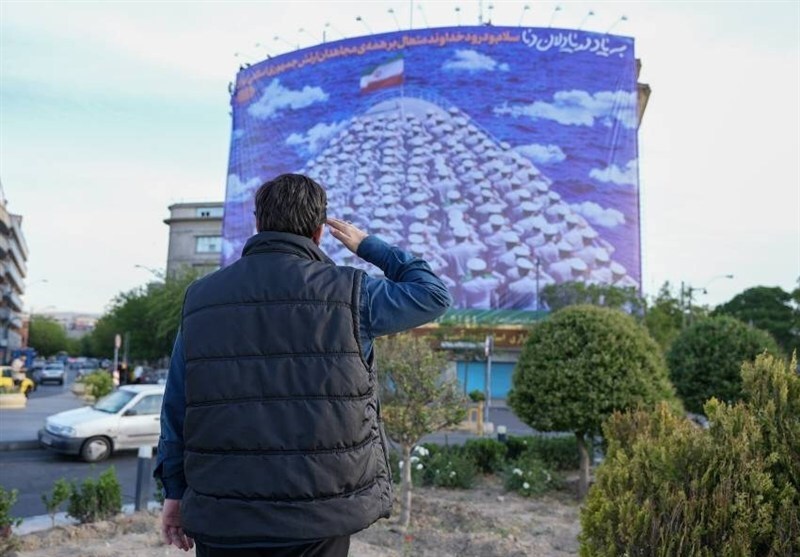 Mural de Saber Sheikh-Rezaei commémorant les 84 membres d'équipage du destroyer Dena, coulé en mars 2026. L'affiche est située place Rah Ahan à Téhéran en avril.