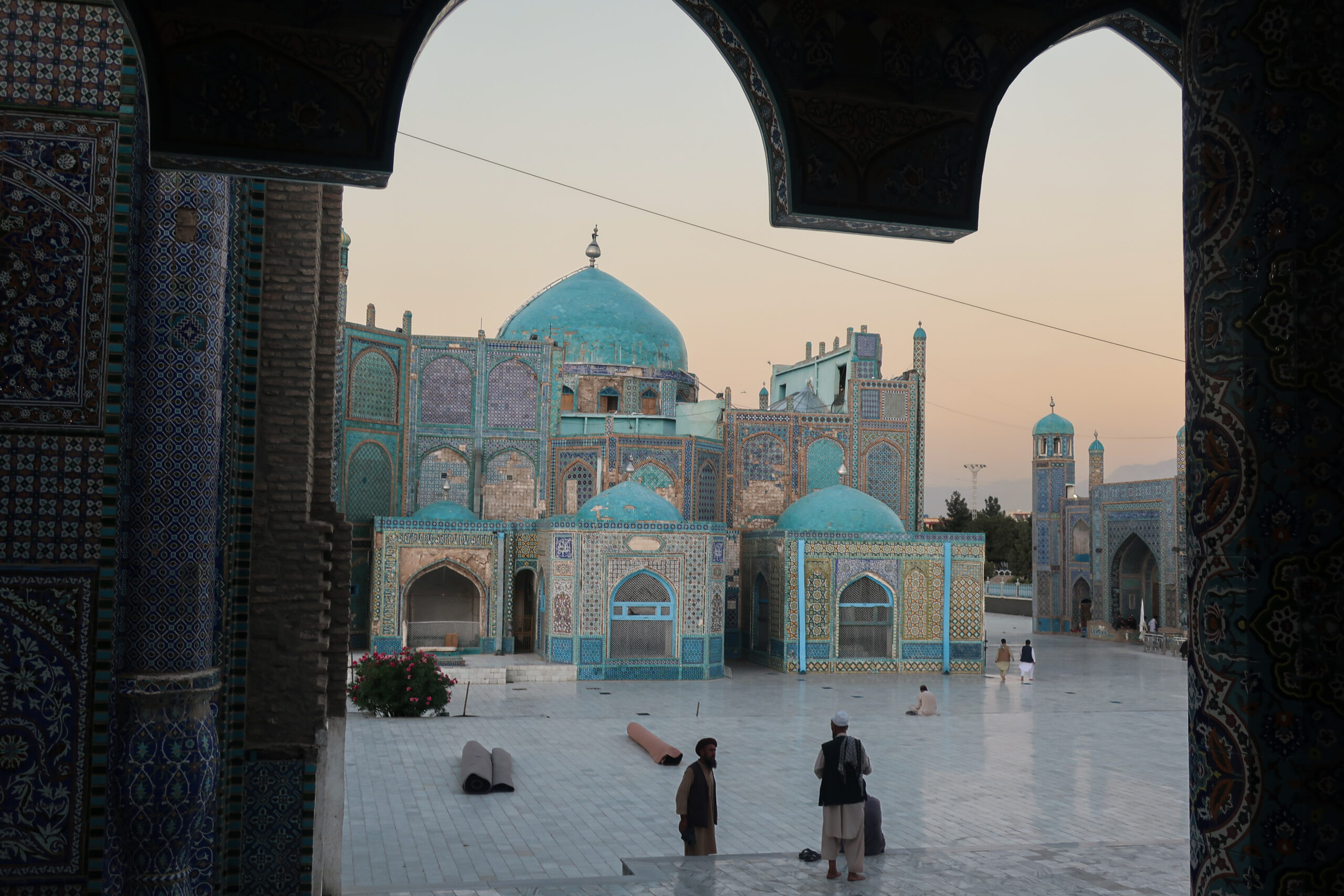 La Mosquée bleue de Mazar-i-Charif, sanctuaire réputé abriter la tombe d'Ali, gendre du Prophète. Chef-d'œuvre timouride du XVe siècle, c'est l'un des rares monuments que tous les régimes afghans ont épargné © Nicolò Sancassiani.