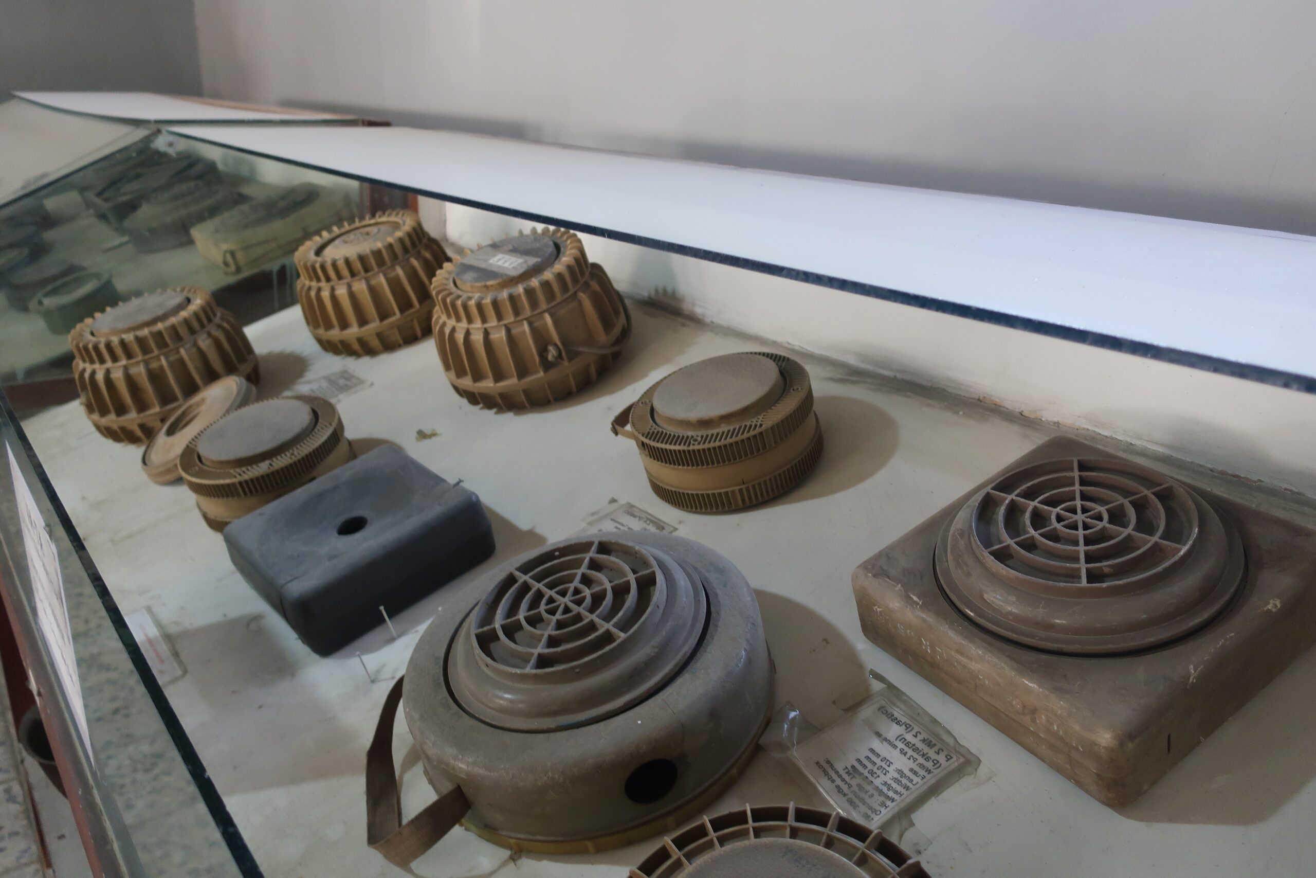 Mines antichars exposées au musée de l'OMAR, la principale organisation afghane de déminage, fondée en 1990. La collection répertorie plus de 50 modèles, soviétiques, pakistanais, italiens ou américains. © Nicolò Sancassiani