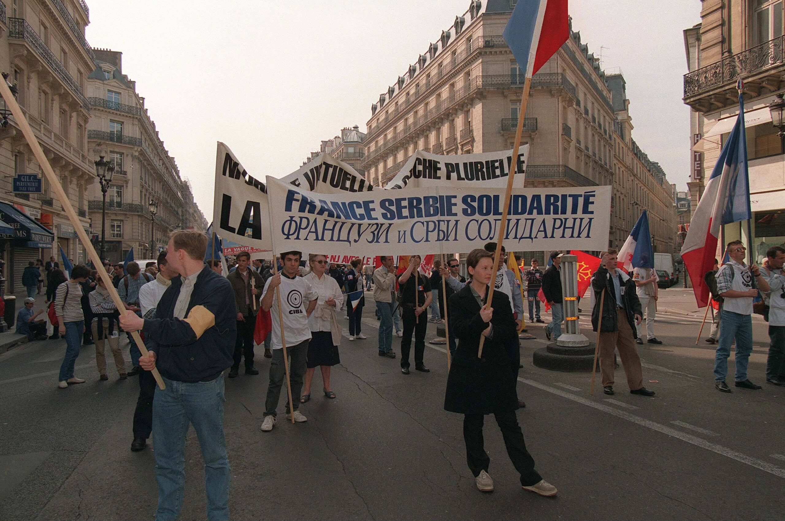 Défilé du Front National le 1er mai 1999 à Paris, affichant des banderoles « France Serbie Solidarité ».