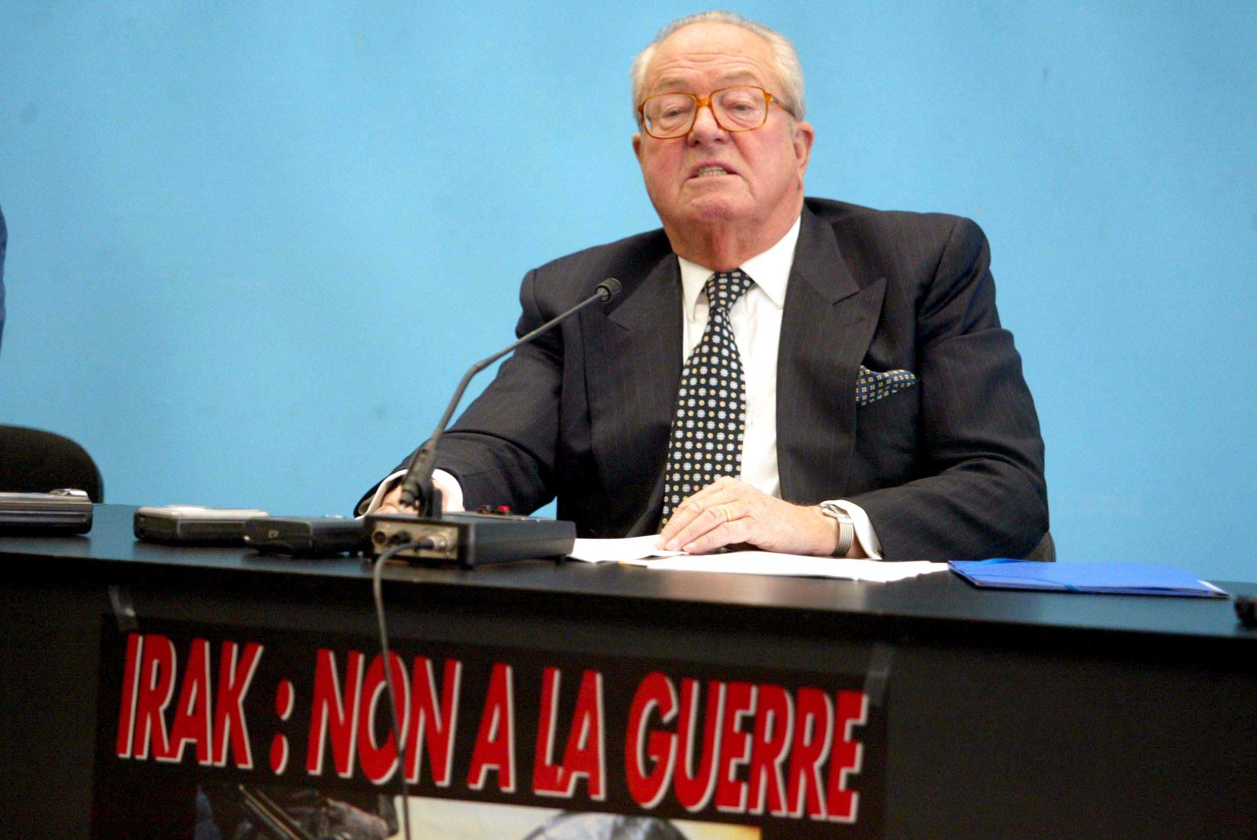 Jean-Marie Le Pen défend son voyage en Russie et son opposition à l’action américaine en Irak lors d’une conférence de presse en compagnie de sa fille, le 5 mai 2003. 