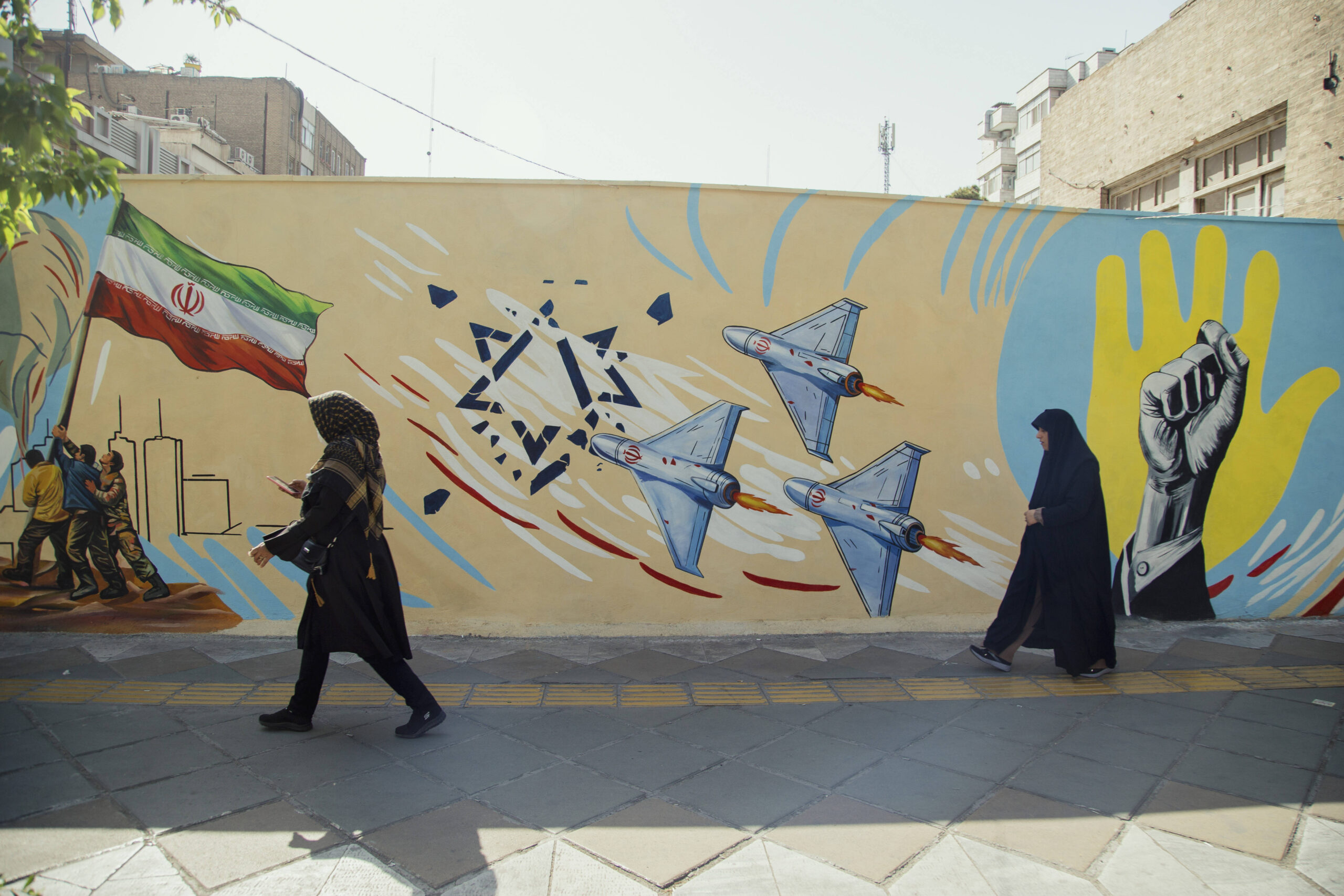 Peinture murale représentant des chasseurs iraniens détruisant une étoile de David, le 17 avril 2026.