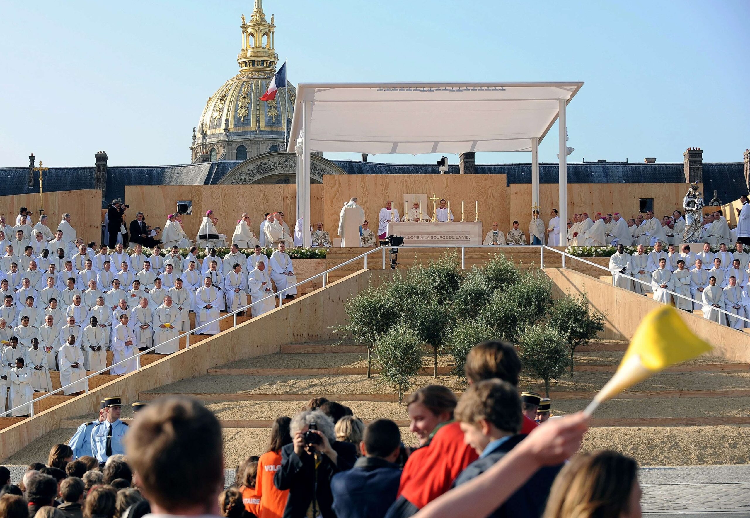 Le pape Benoît XVI, célèbre une messe en plein air sur l'Esplanade des Invalides à Paris, le 13 septembre 2008. © AP/Alberto Pizzoli.