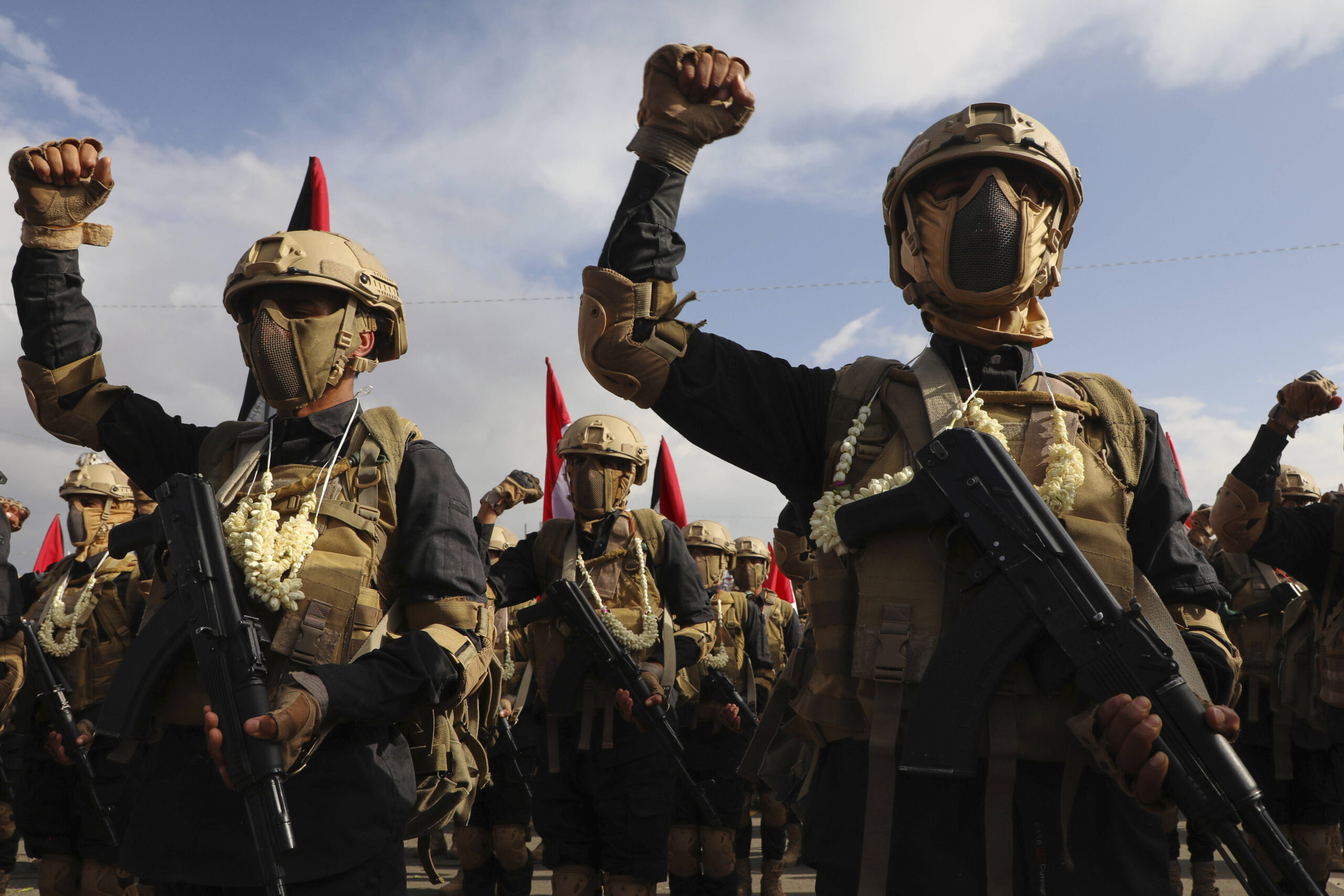 Des combattants Houthis participent à une manifestation pour protester contre les frappes israéliennes sur Gaza et Sanaa le 25 août 2026.