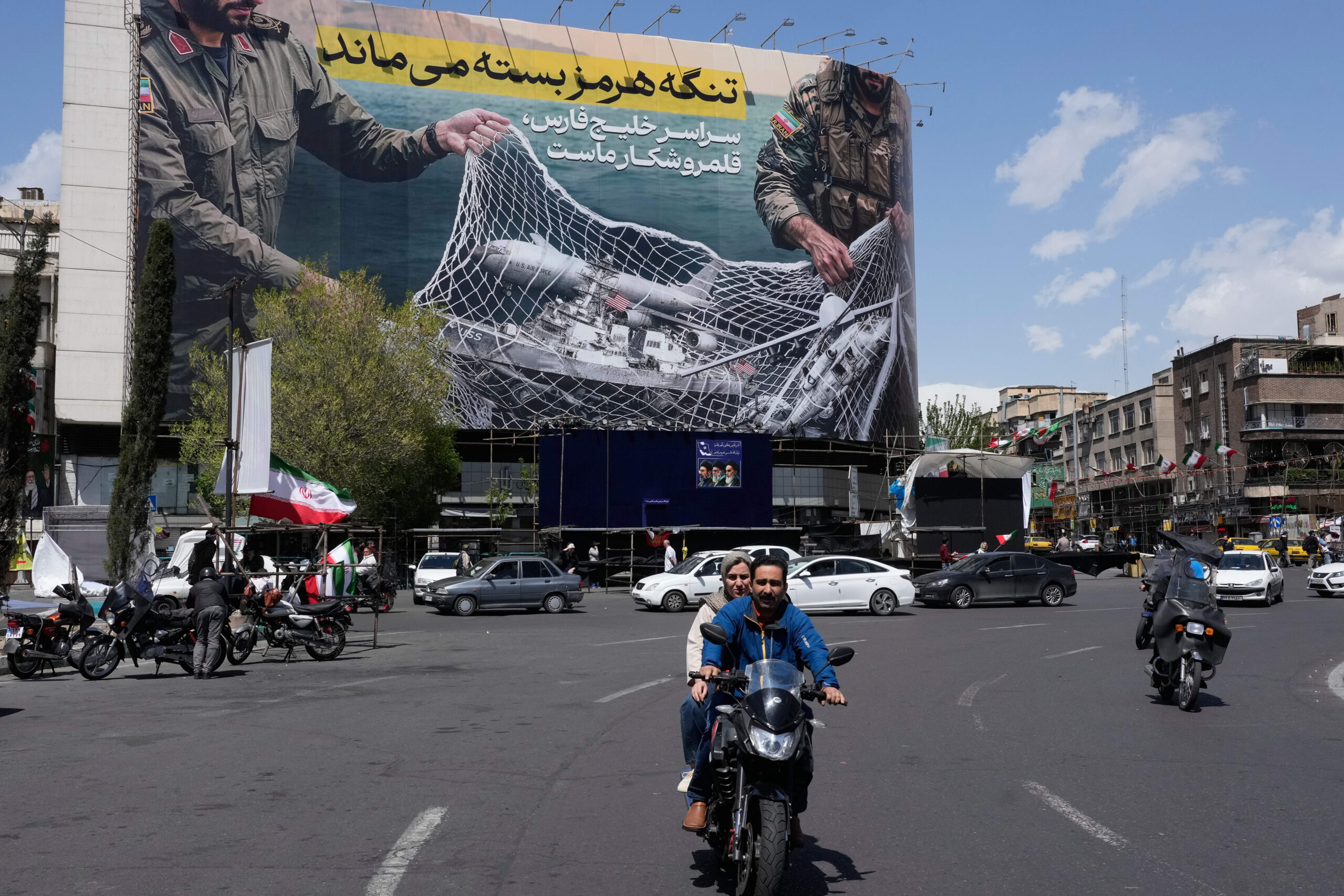 « Le détroit d'Ormuz restera fermé. Tout le golfe Persique est notre terrain de chasse », message affiché le 5 avril sur la place Eqelab-e-Eslami, ou place de la Révolution islamique, dans le centre-ville de Téhéran.