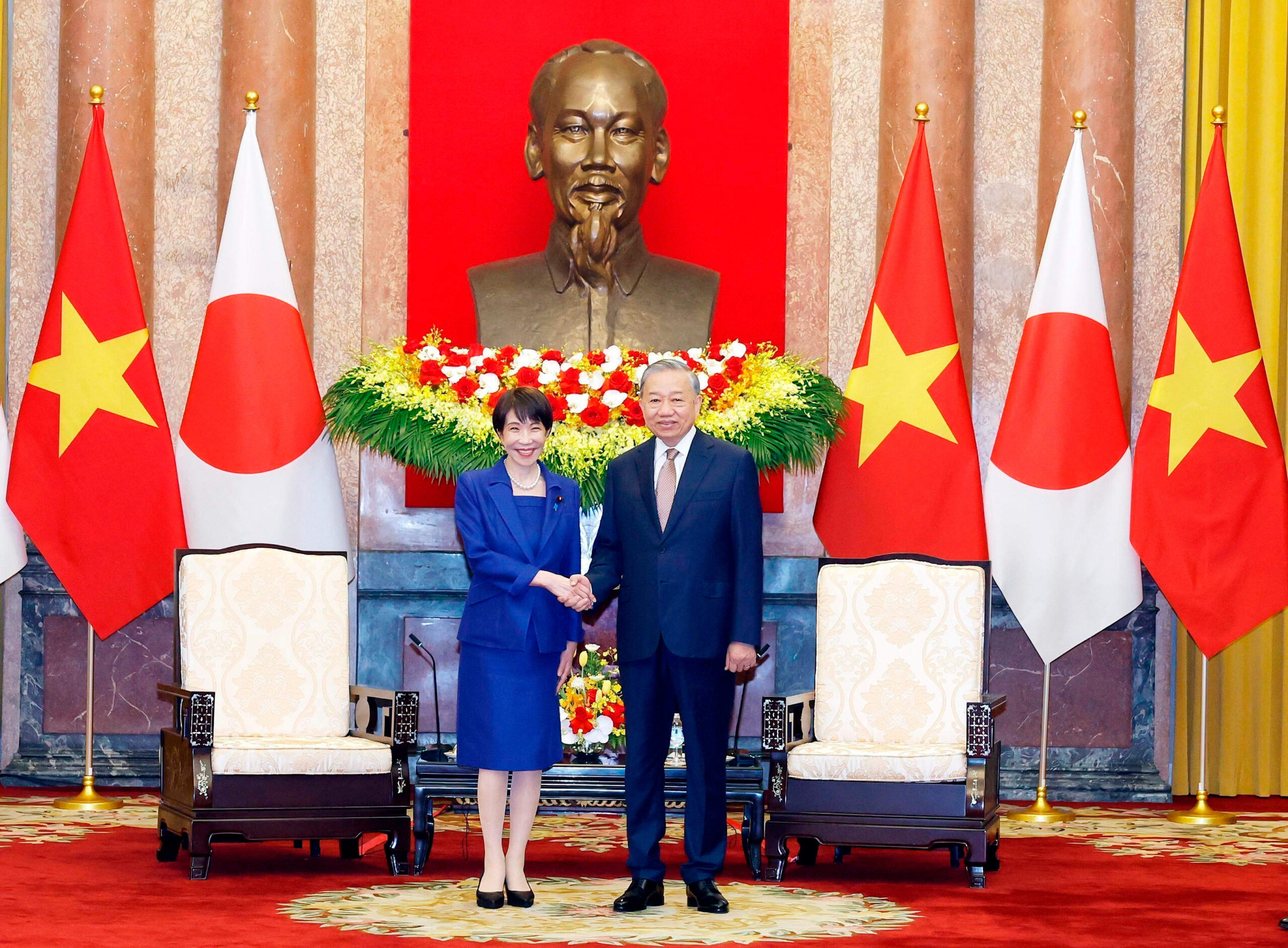 La Première ministre japonaise Sanae Takaichi avec Tô Lâm à Hanoï le 2 mai 2026.