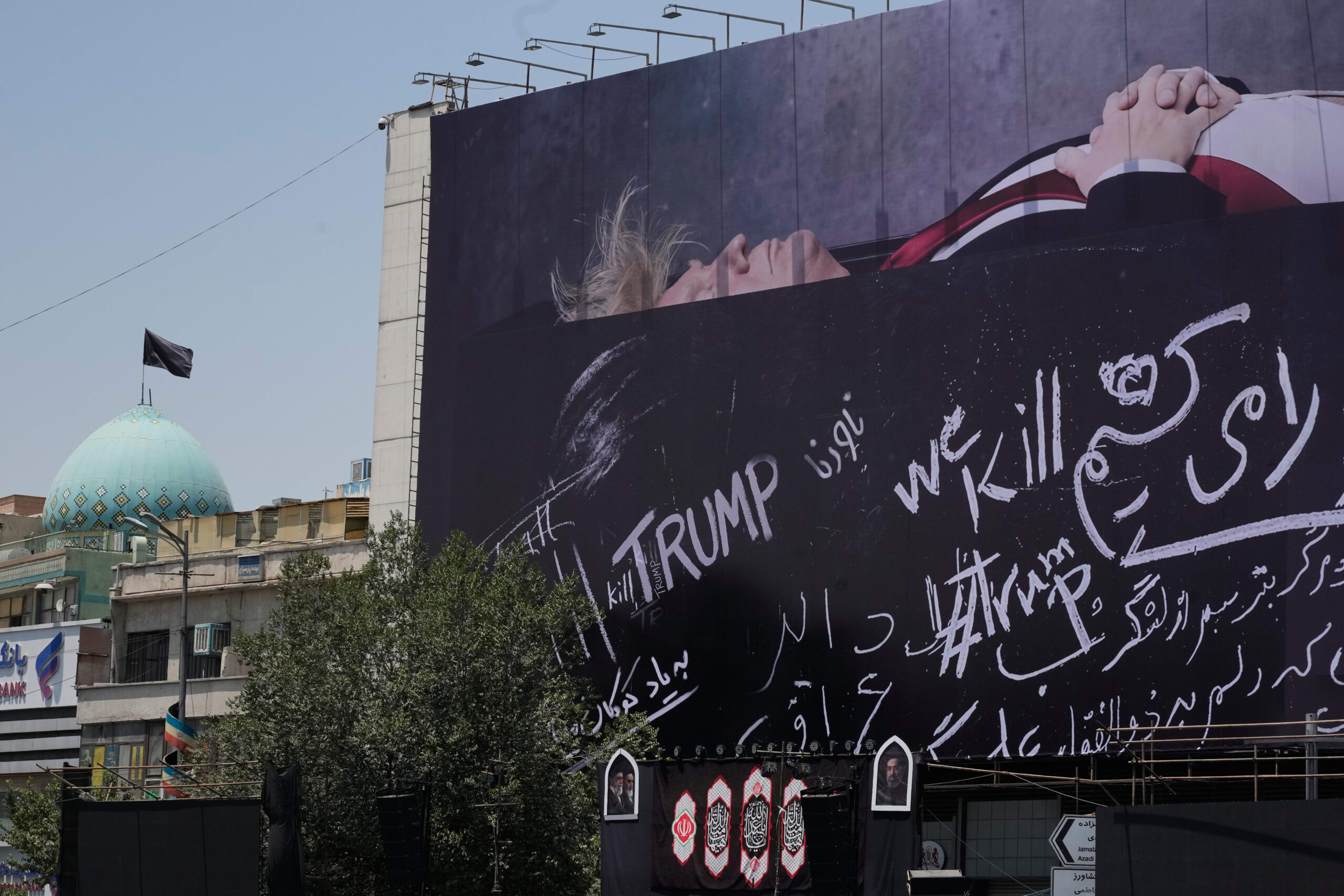 Un panneau d'affichage sur la place Enghelab à Téhéran, le mercredi 15 juillet 2026, porte l'inscription : « Nous tuerons Trump. »